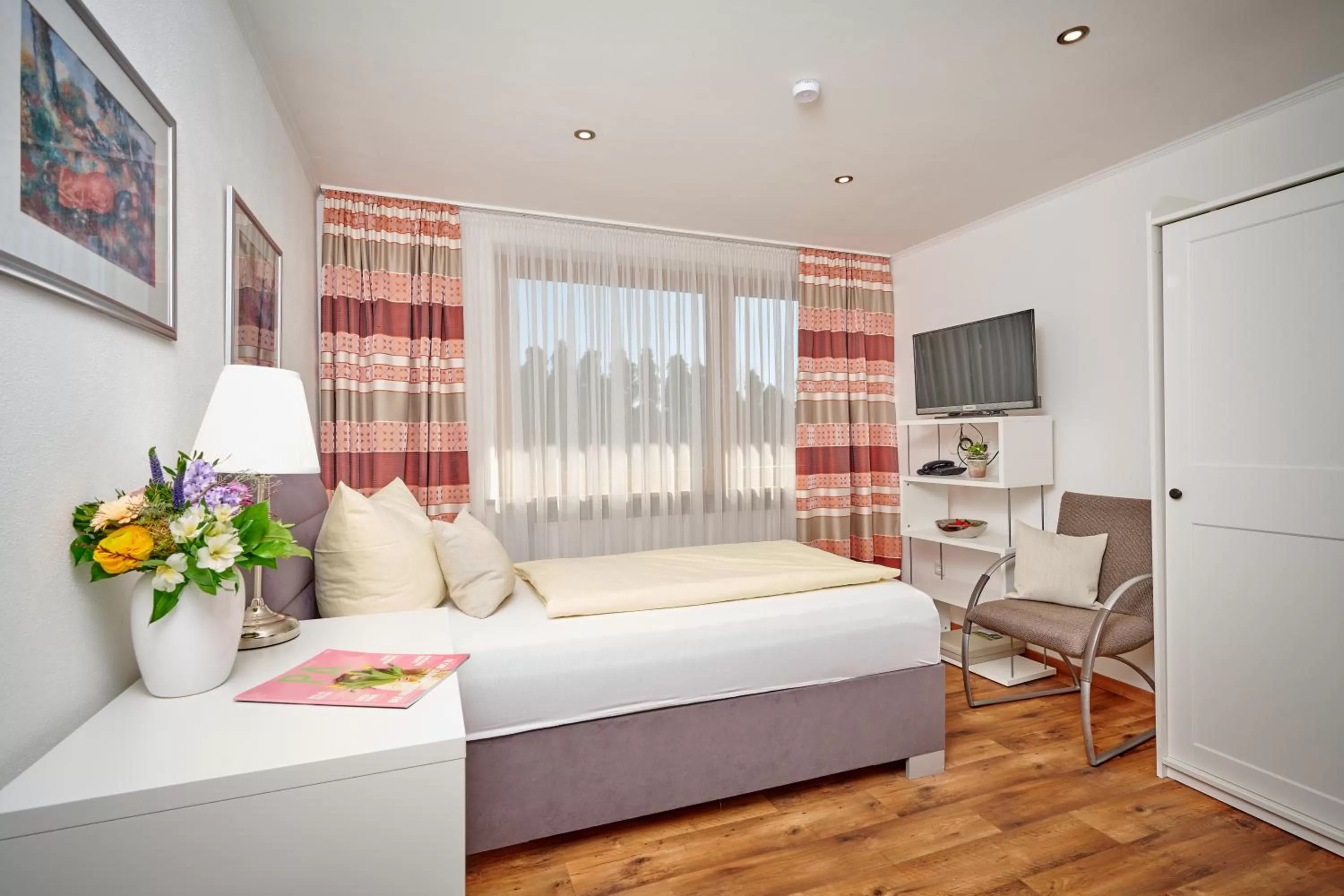 Photo of the whole room, Bed in Hotel Restaurant Zum Goldenen Anker mit Hallenbad & Wellnessbereich