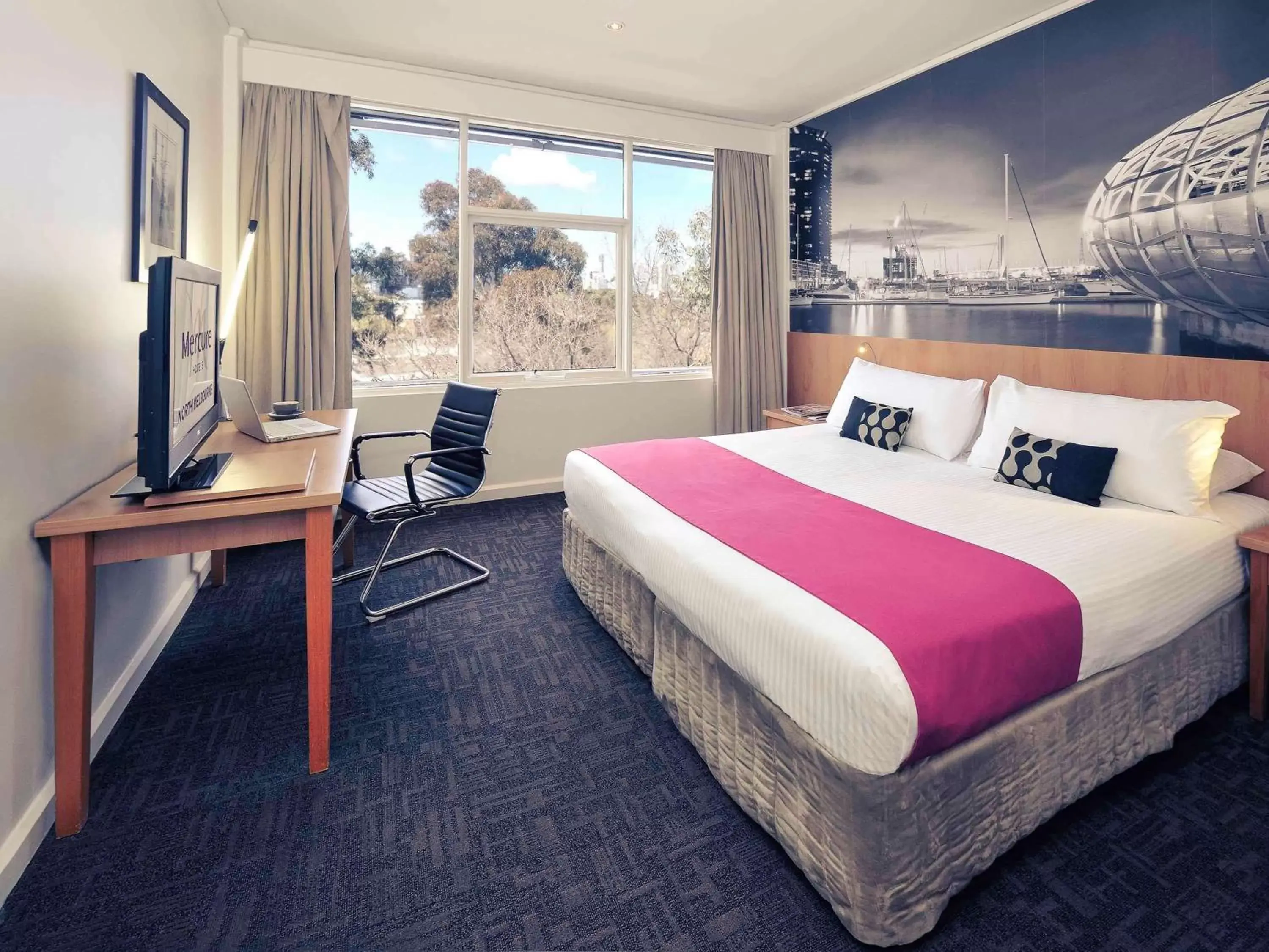 Photo of the whole room, Bed in Mercure North Melbourne