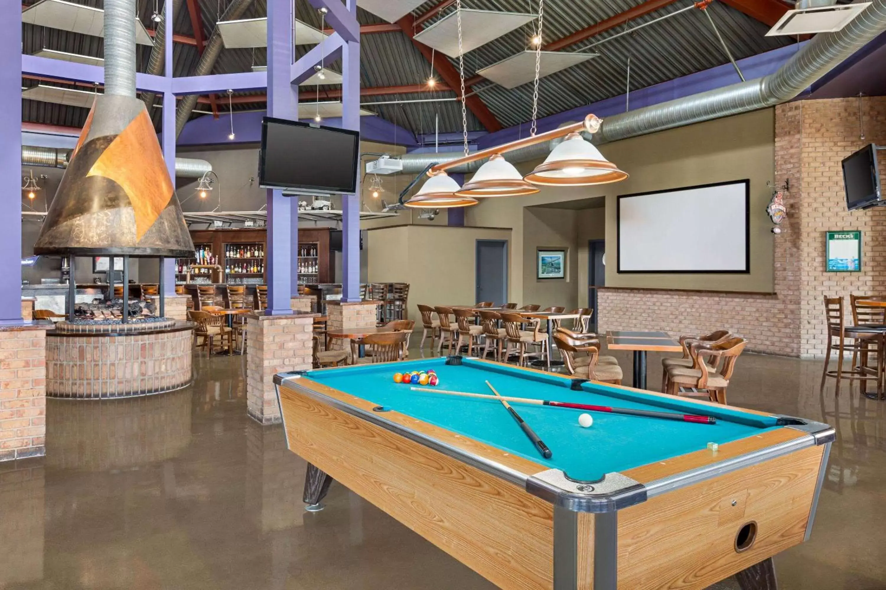 Lounge or bar, Billiards in Royal Hotel Edmonton Airport Trademark Collection By Wyndham