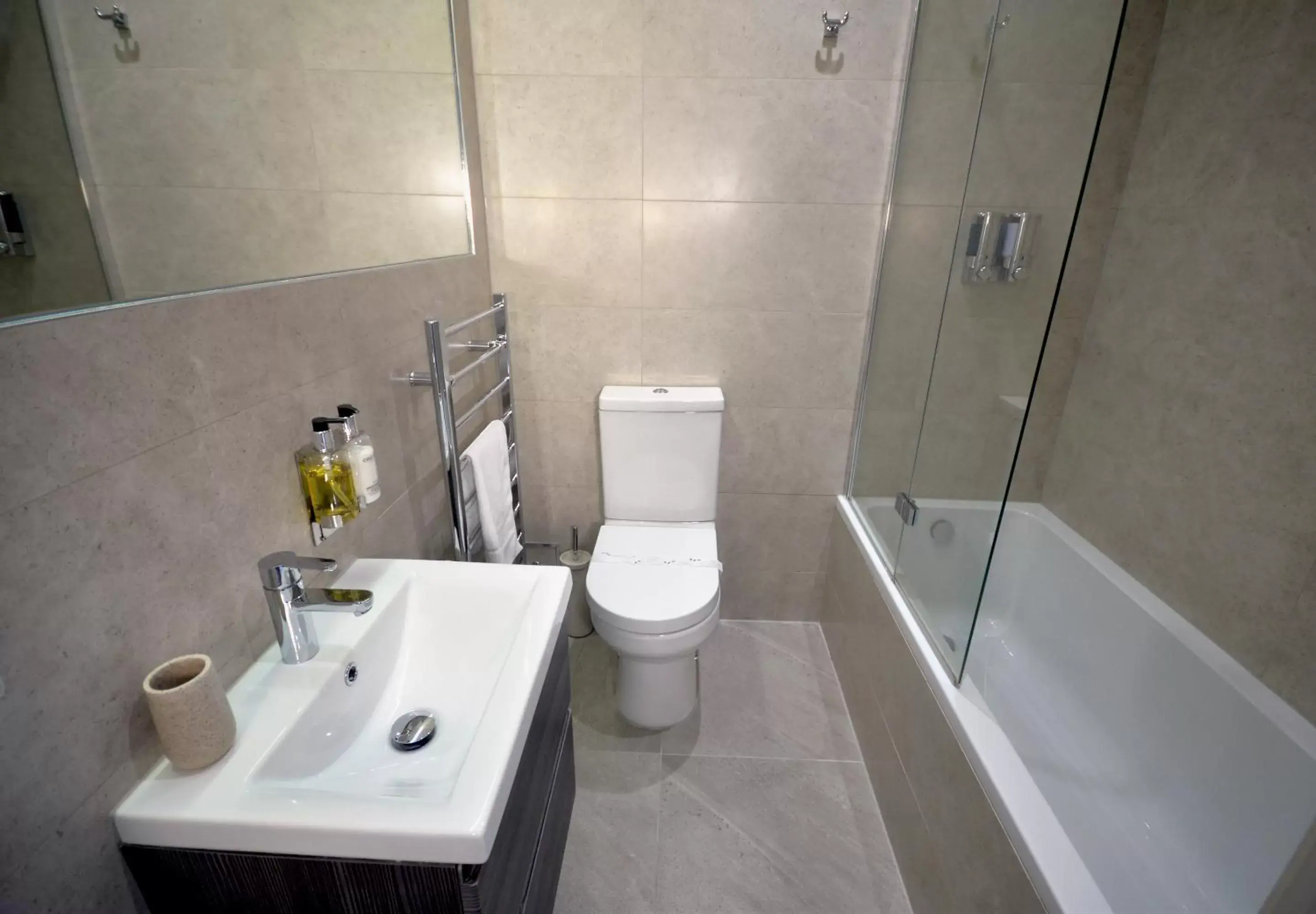 Bedroom, Bathroom in 1 Elliot Terrace