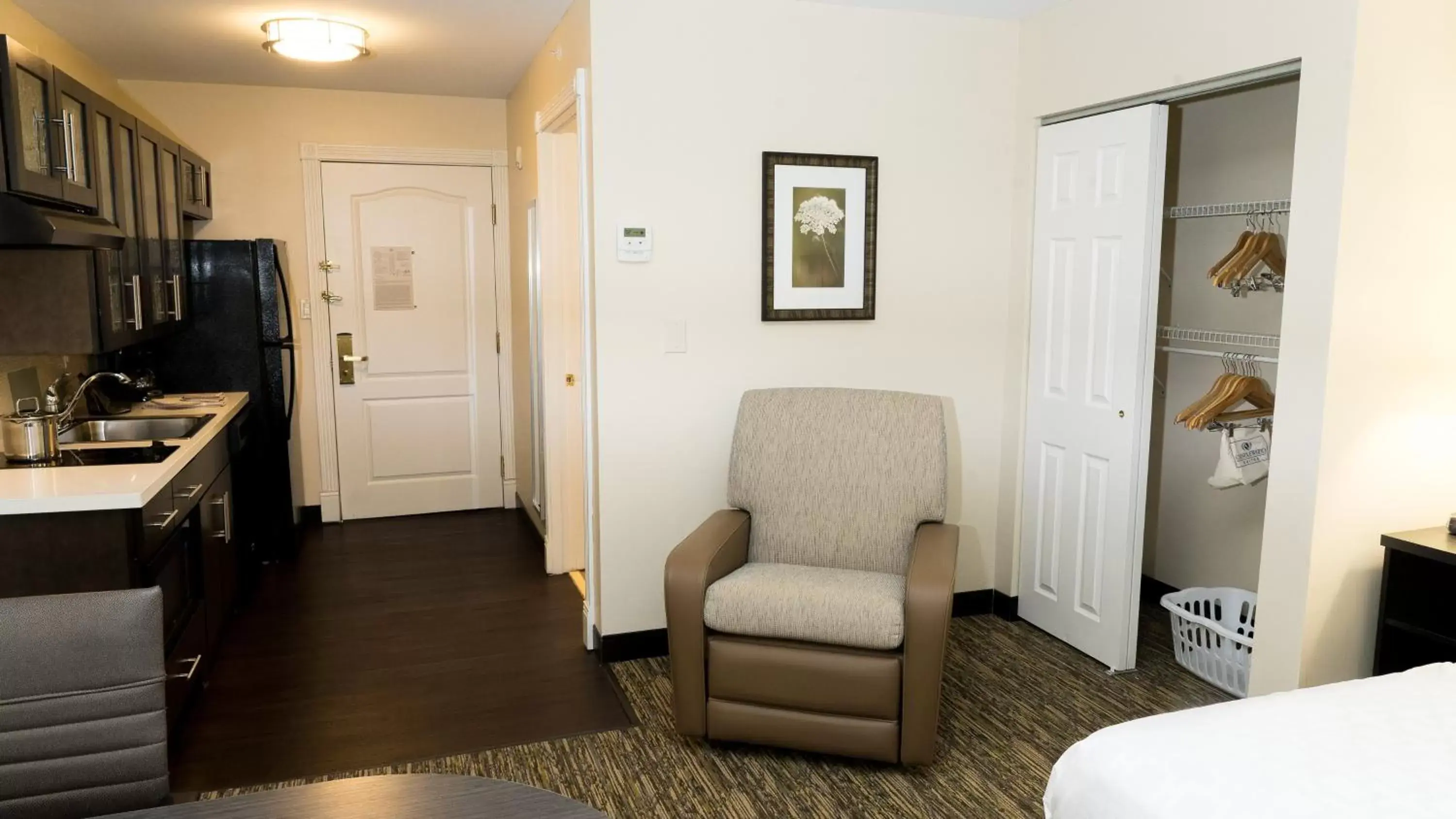 Photo of the whole room, Seating Area in Candlewood Suites Saint Joseph - Benton Harbor, an IHG Hotel