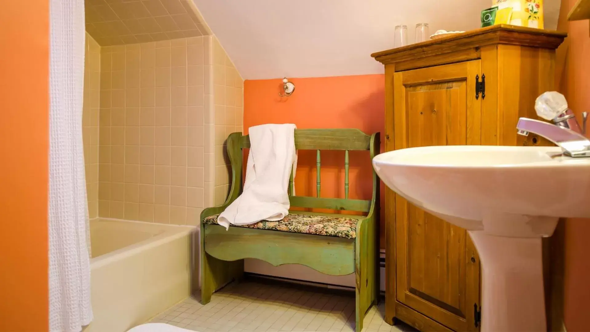Bathroom in Carisbrooke Inn Bed & Breakfast