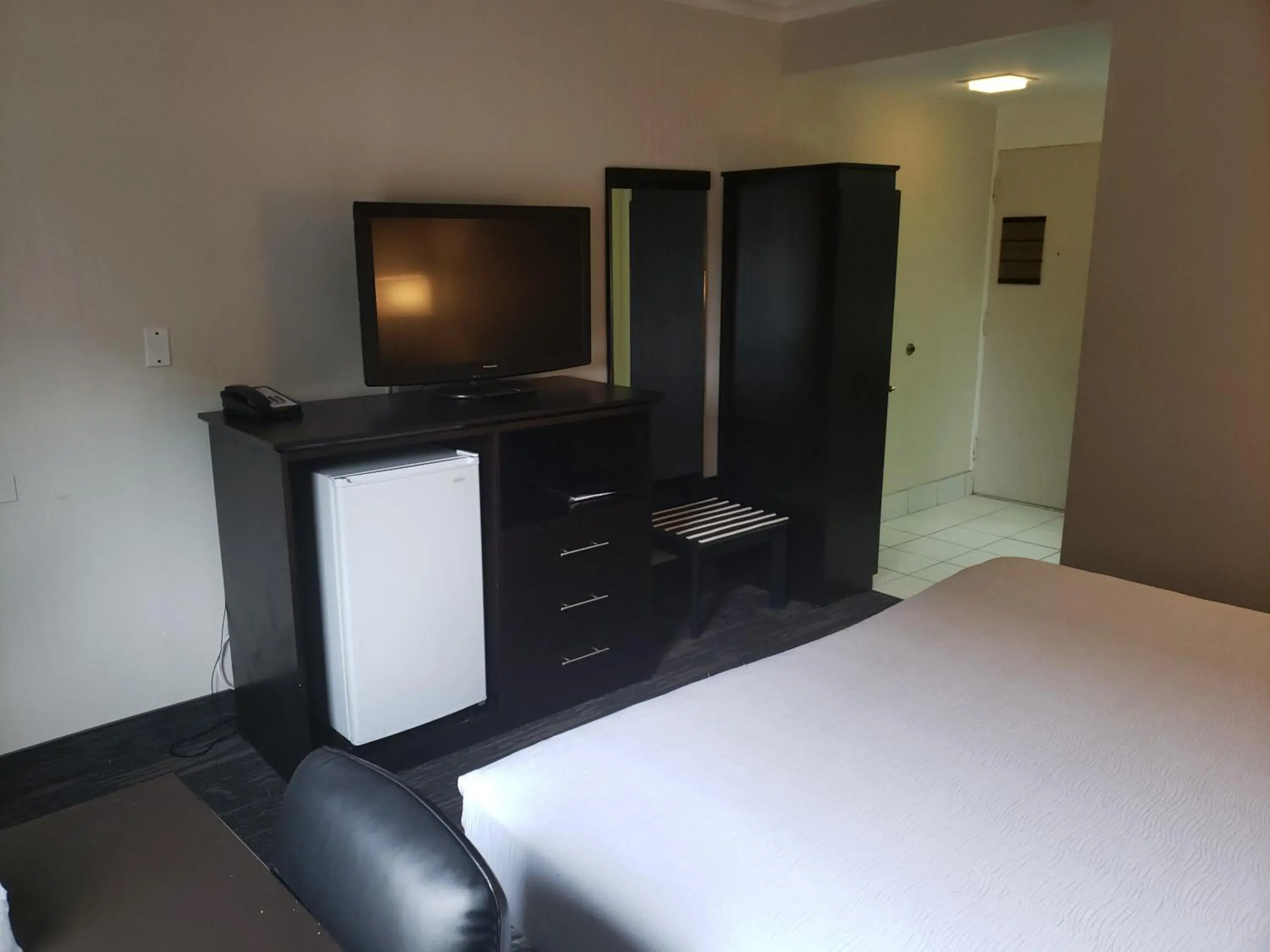 TV and multimedia, TV/Entertainment Center in Travelodge by Wyndham Trois-Rivieres