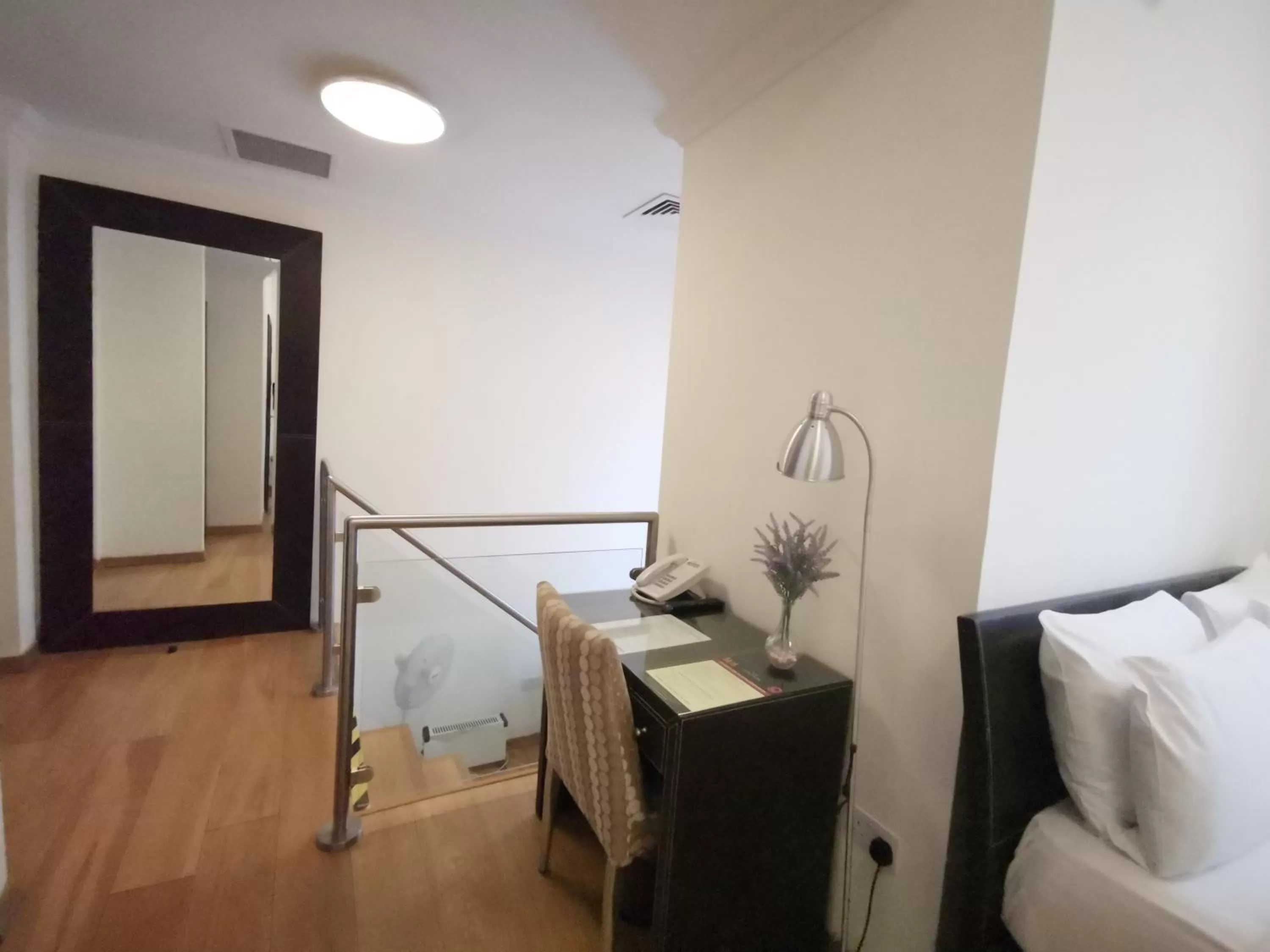 Seating area, Bed in The Royale Chulan Hyde Park Hotel