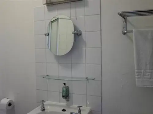 Bathroom in Stonehenge Inn & Shepherd's Huts