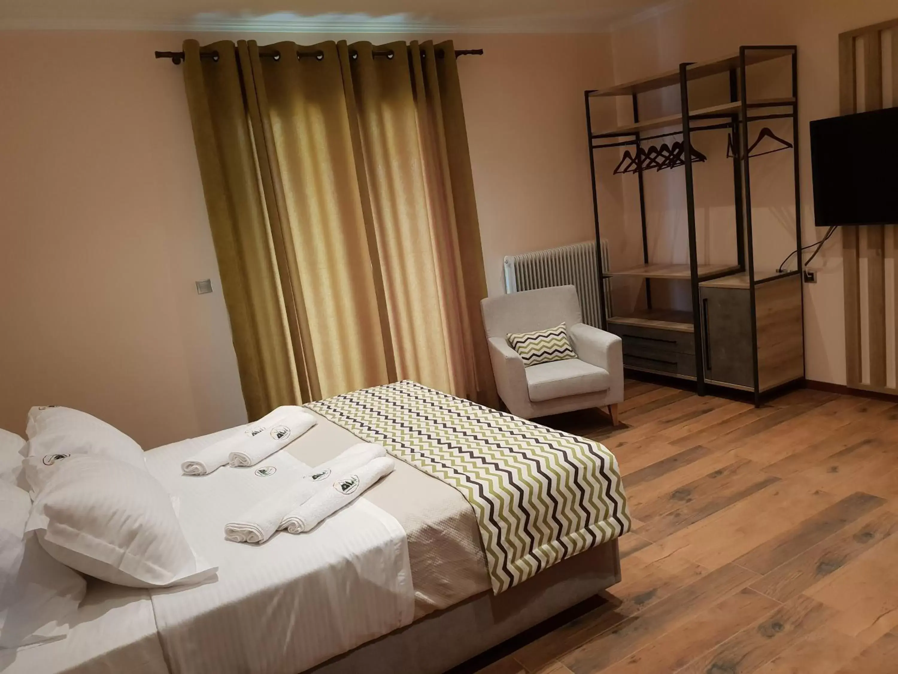 Photo of the whole room, Bed in Mondeus Inn Luxury