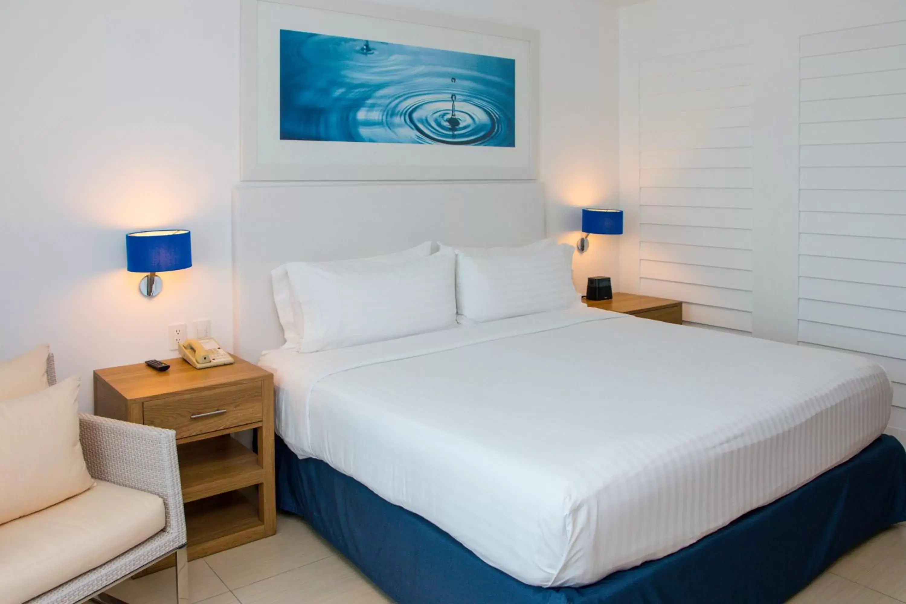 Property building, Bed in Holiday Inn Acapulco La Isla, an IHG Hotel