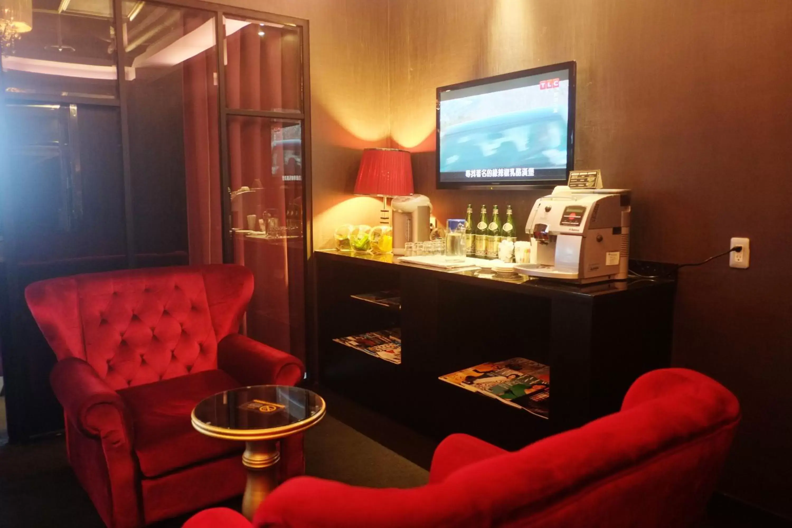 Communal lounge/ TV room, Seating Area in FX Hotel Taipei Nanjing East Road Branch