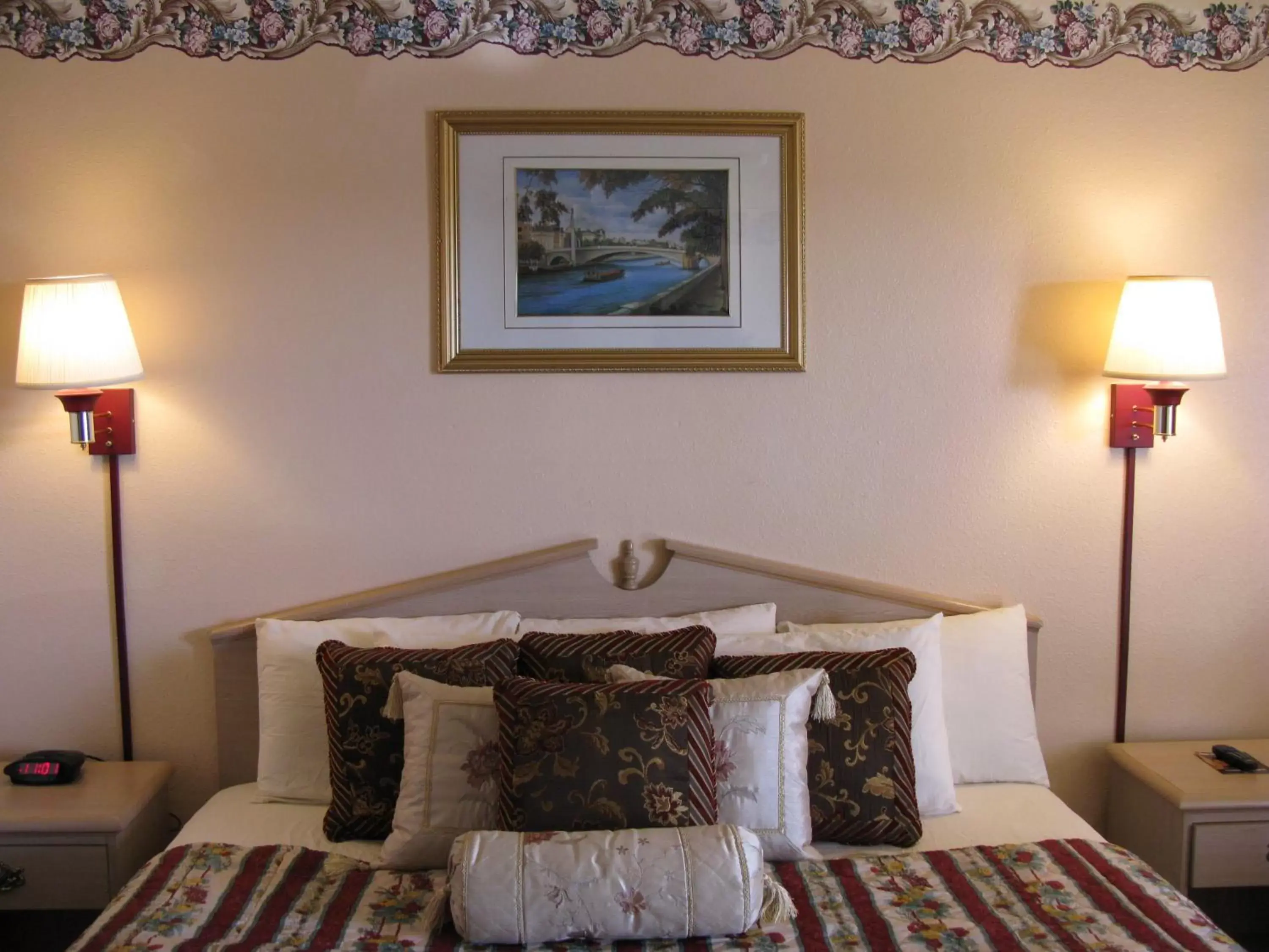 Photo of the whole room, Bed in Seminole Inn