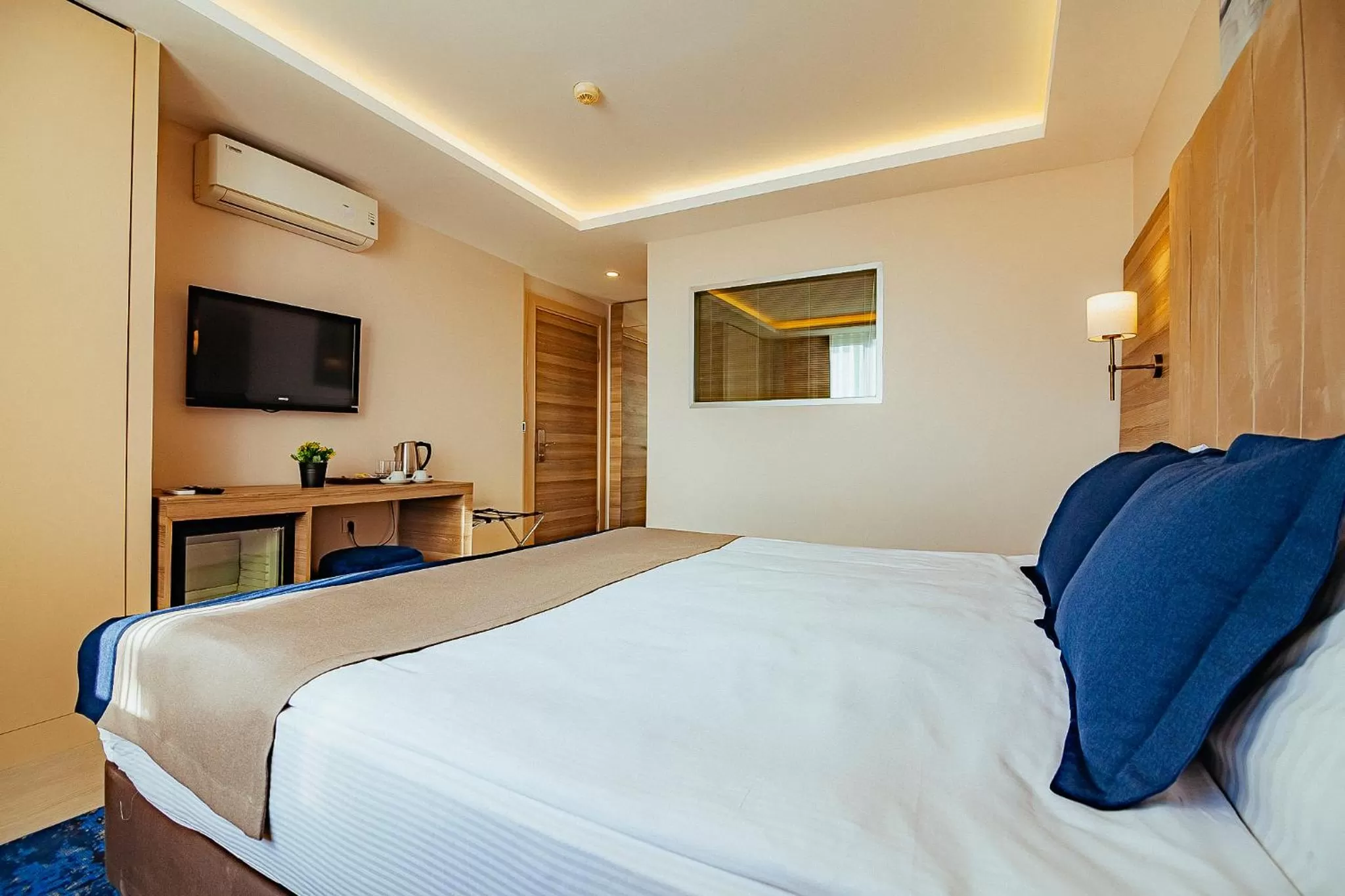 Photo of the whole room, Bed in The Milltown Hotel