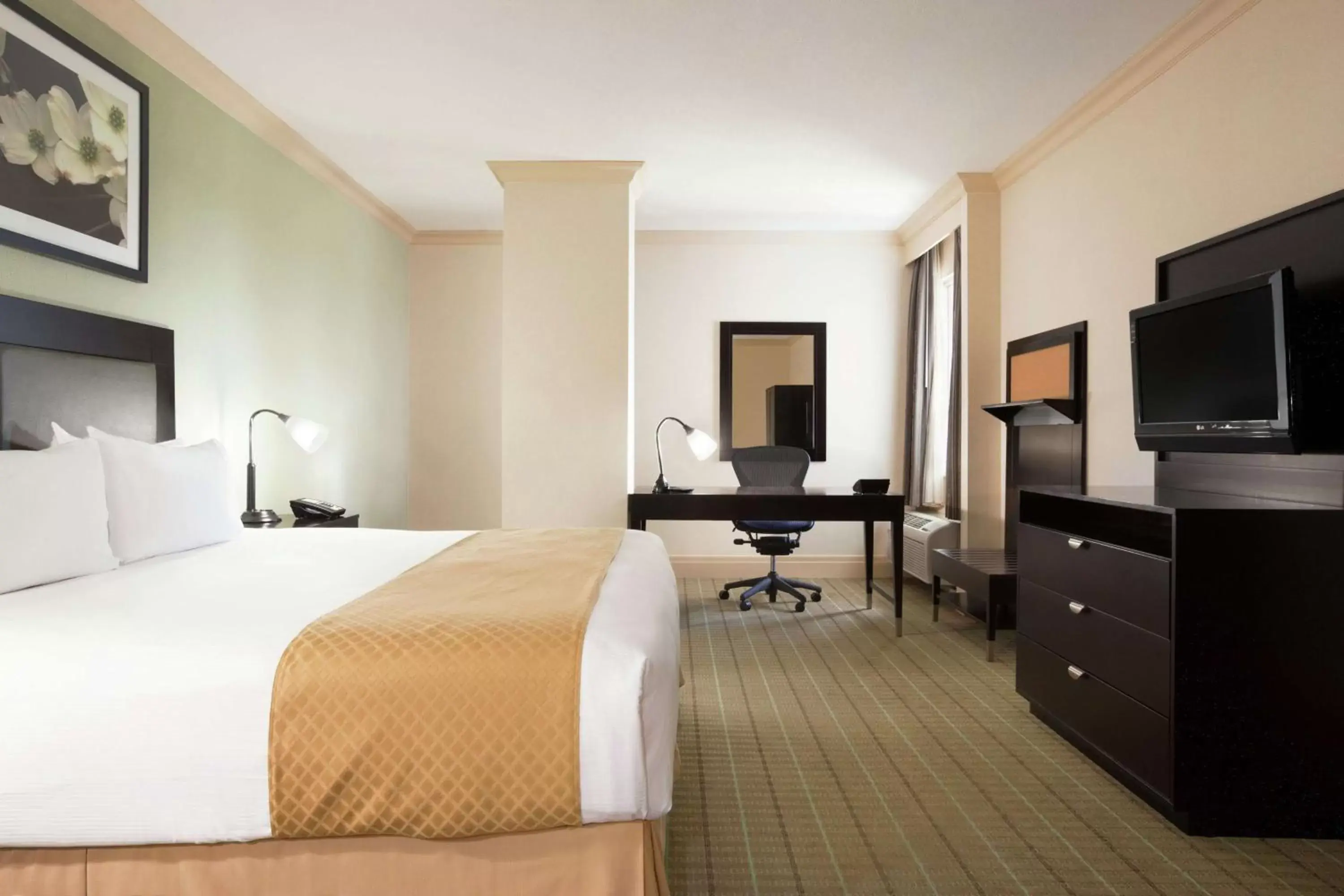 Bedroom, Bed in DoubleTree by Hilton Hotel Dallas - Love Field