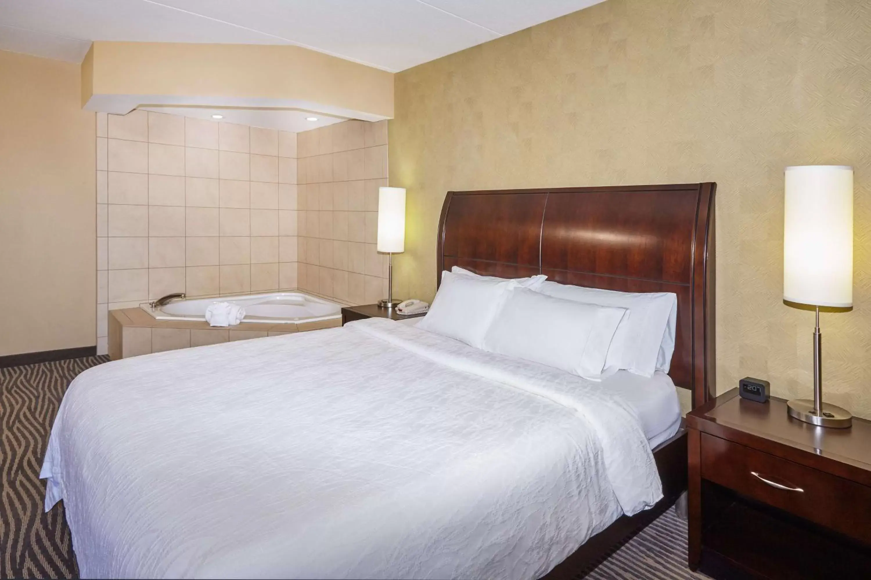 Bed in Hilton Garden Inn Indianapolis Northwest