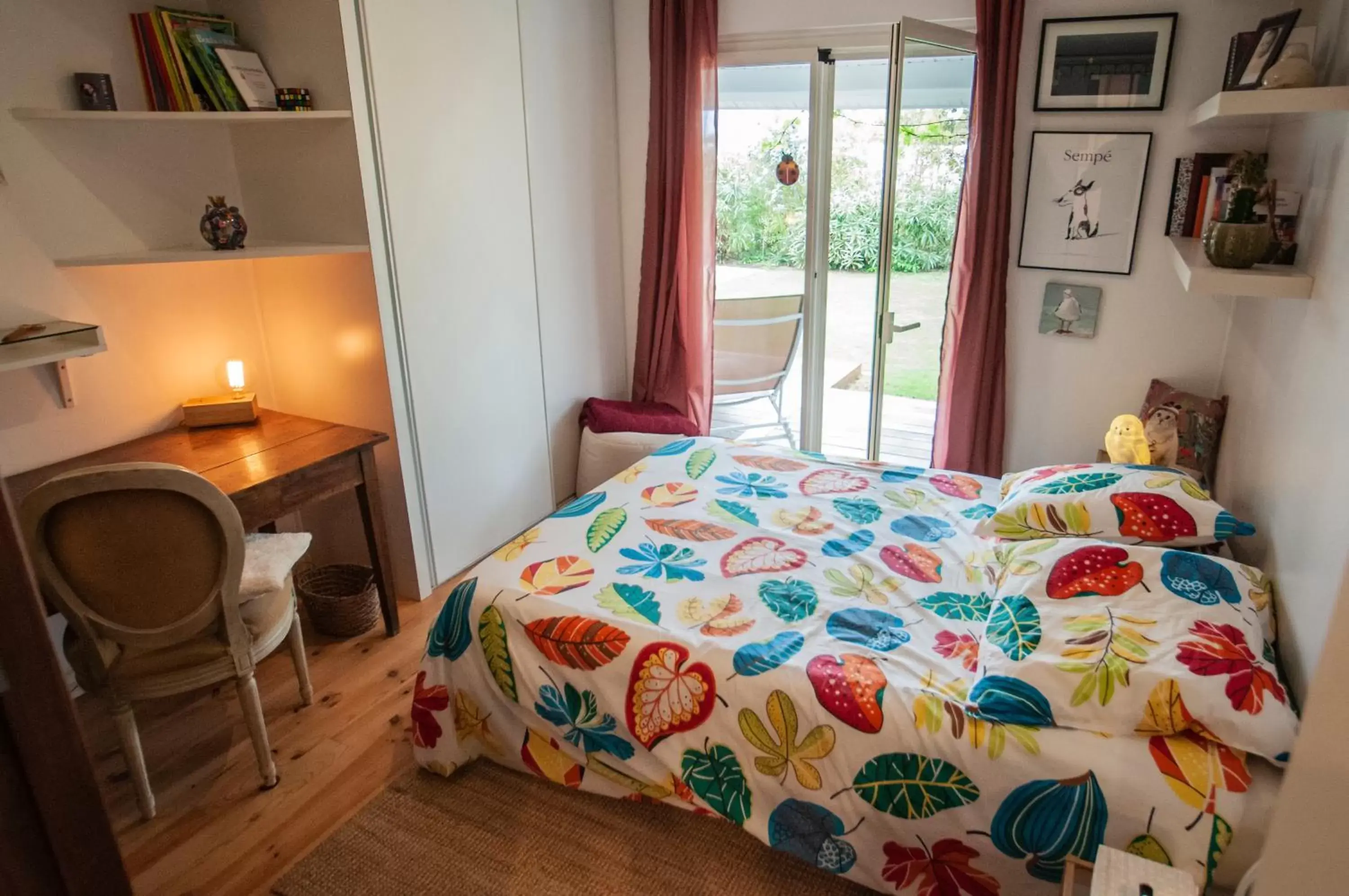 Bedroom, Bed in Les Yeux Bleus Bed & Breakfast