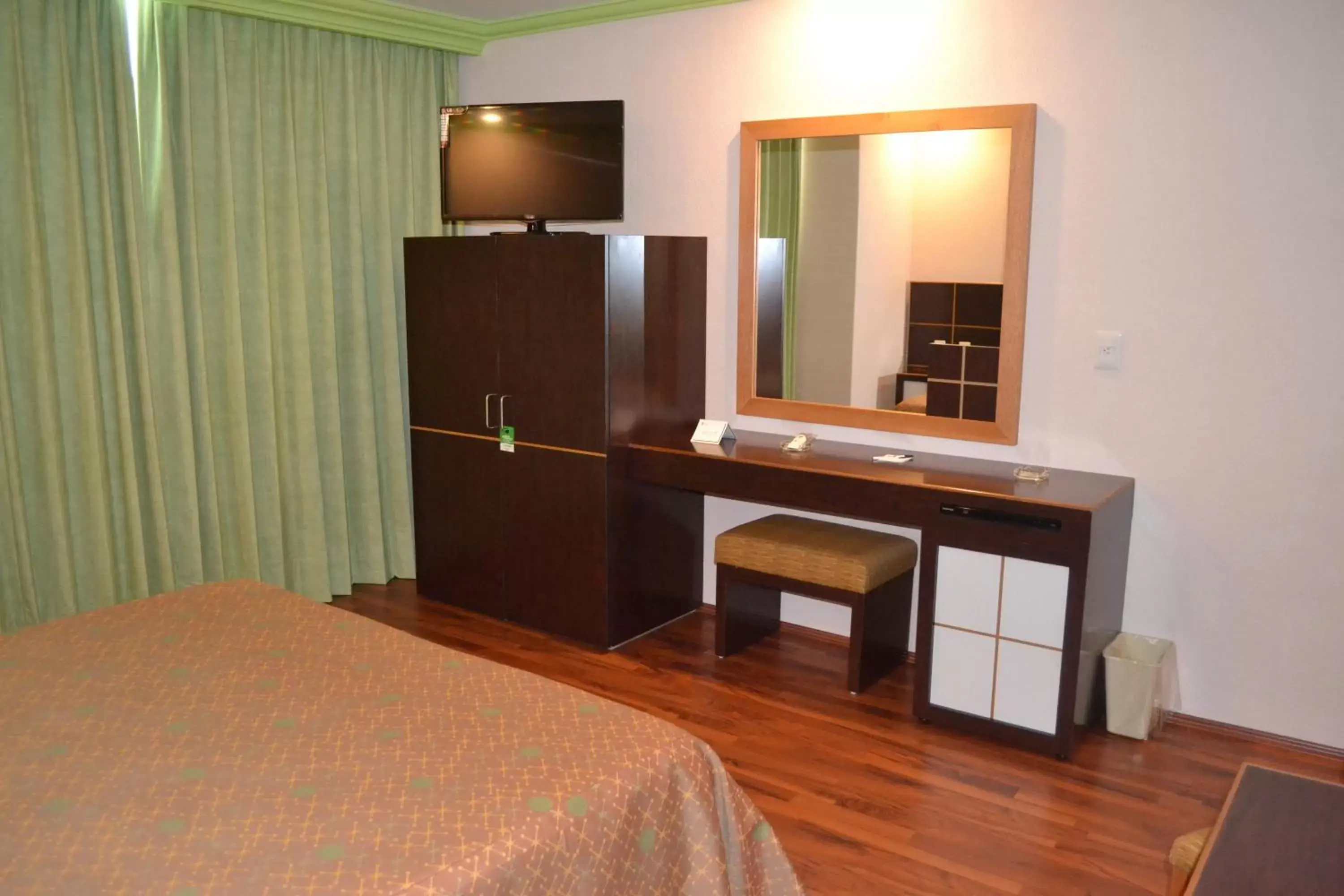 Bedroom, TV/Entertainment Center in Hotel & Villas Panamá