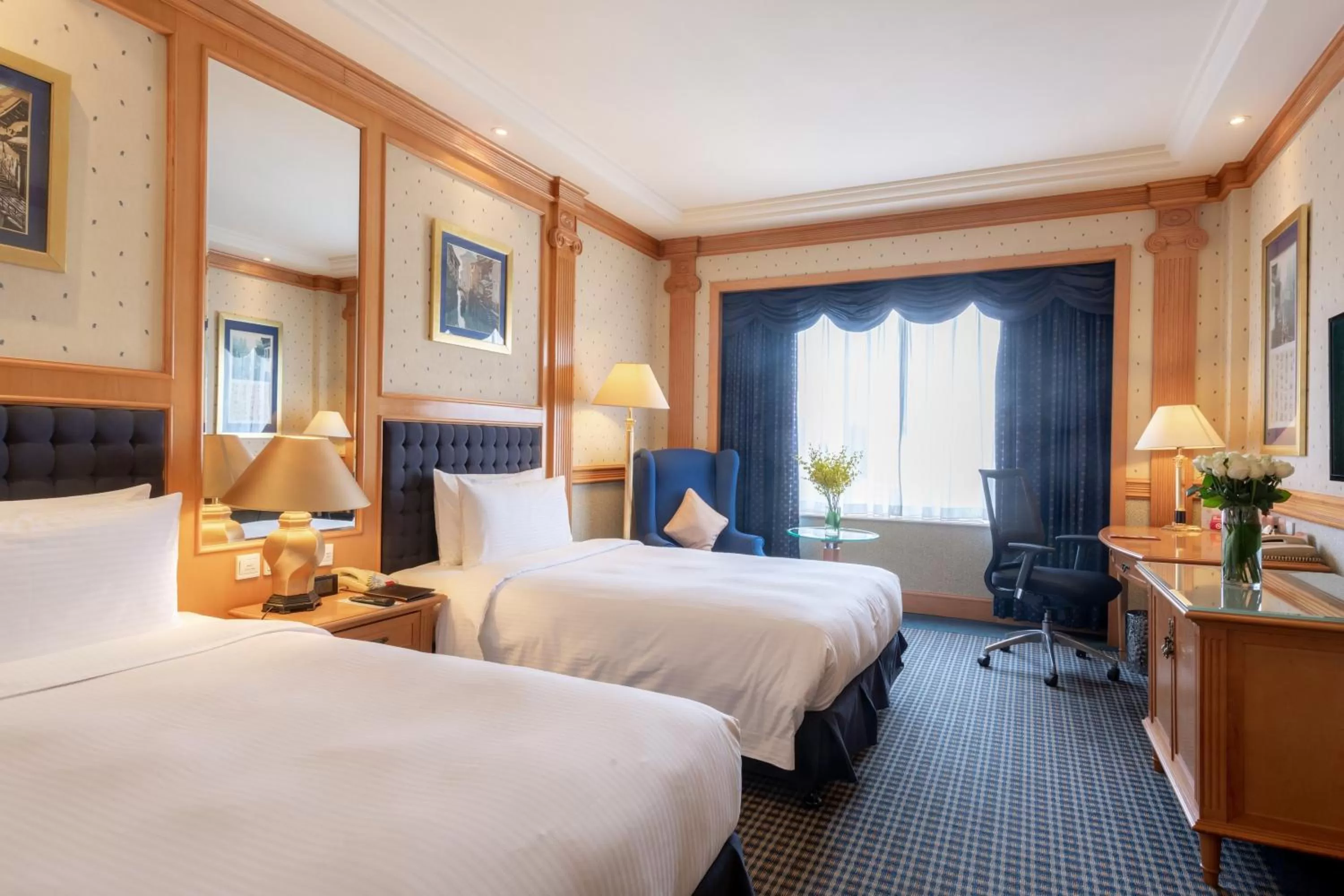 Photo of the whole room, Bed in Crowne Plaza Shanghai by IHG