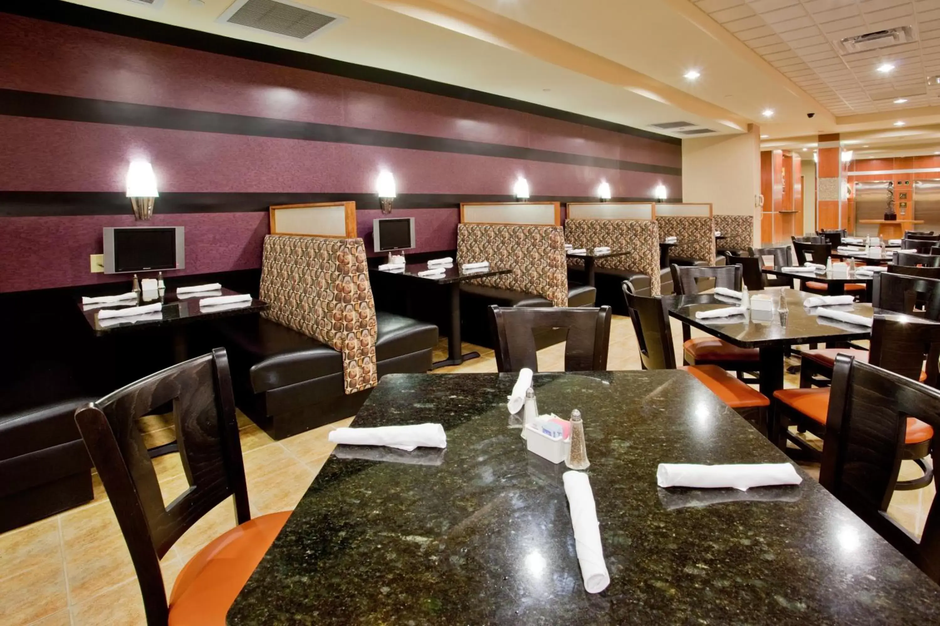 Restaurant/Places to Eat in Holiday Inn Hotel & Suites Gateway, an IHG Hotel