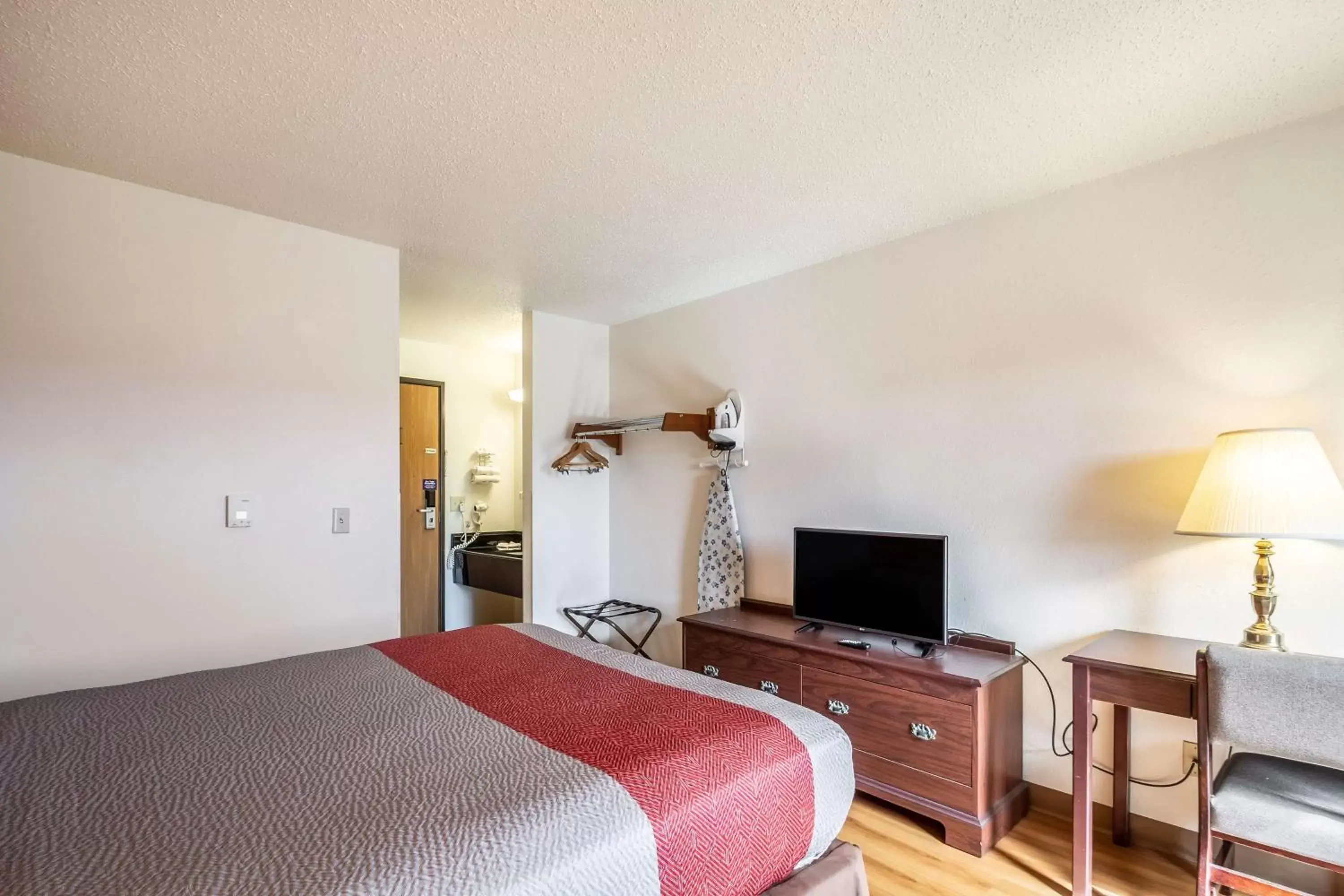 Bedroom, Bed in Motel 6-Saukville, WI