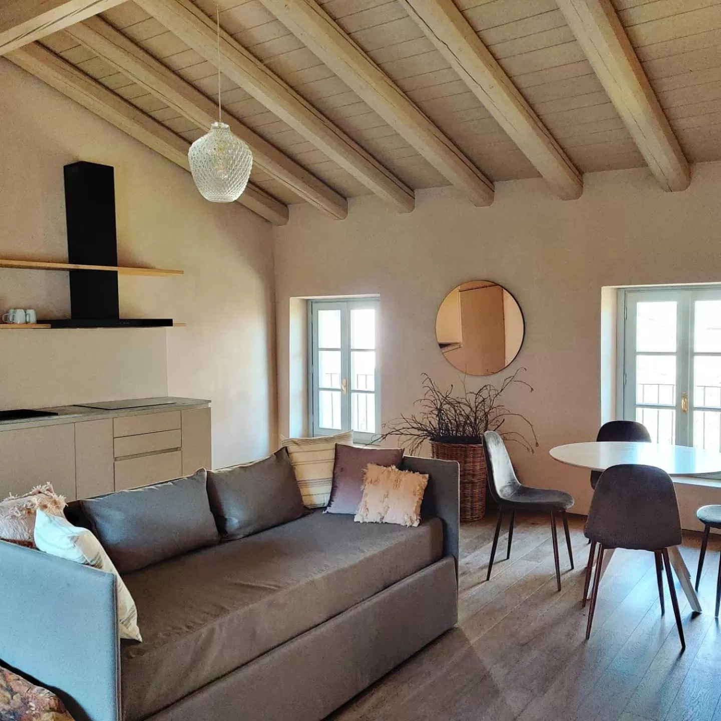 Dining area in Dandelion Como Suites & Park