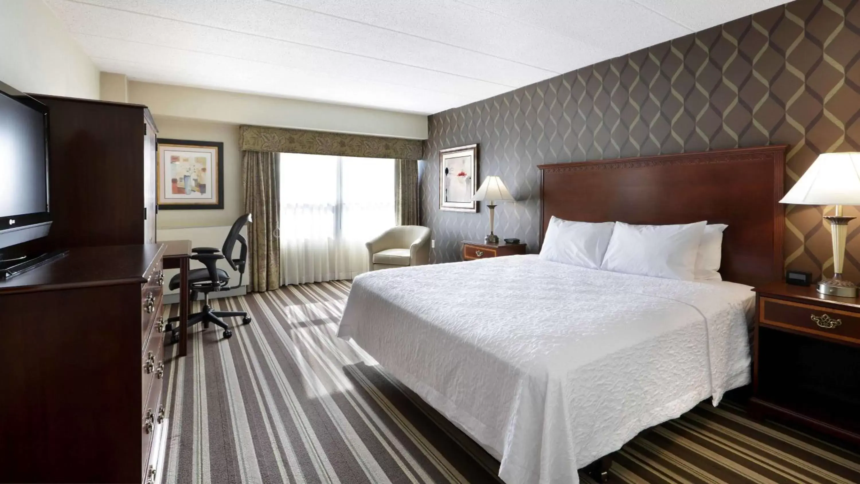 Bedroom, Bed in Hampton Inn Boston-Natick