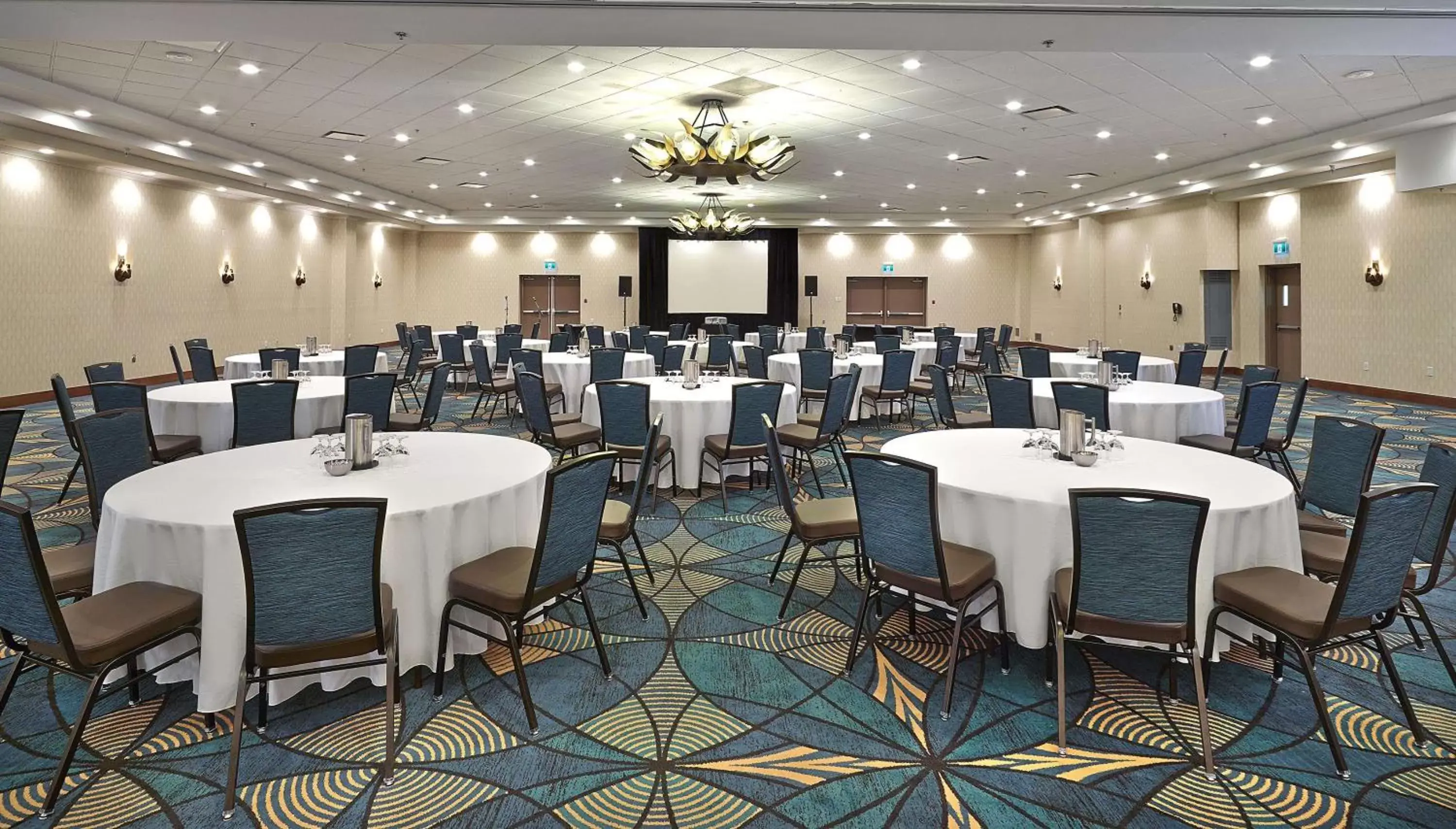 Lobby or reception in DoubleTree by Hilton Hotel & Conference Centre Regina