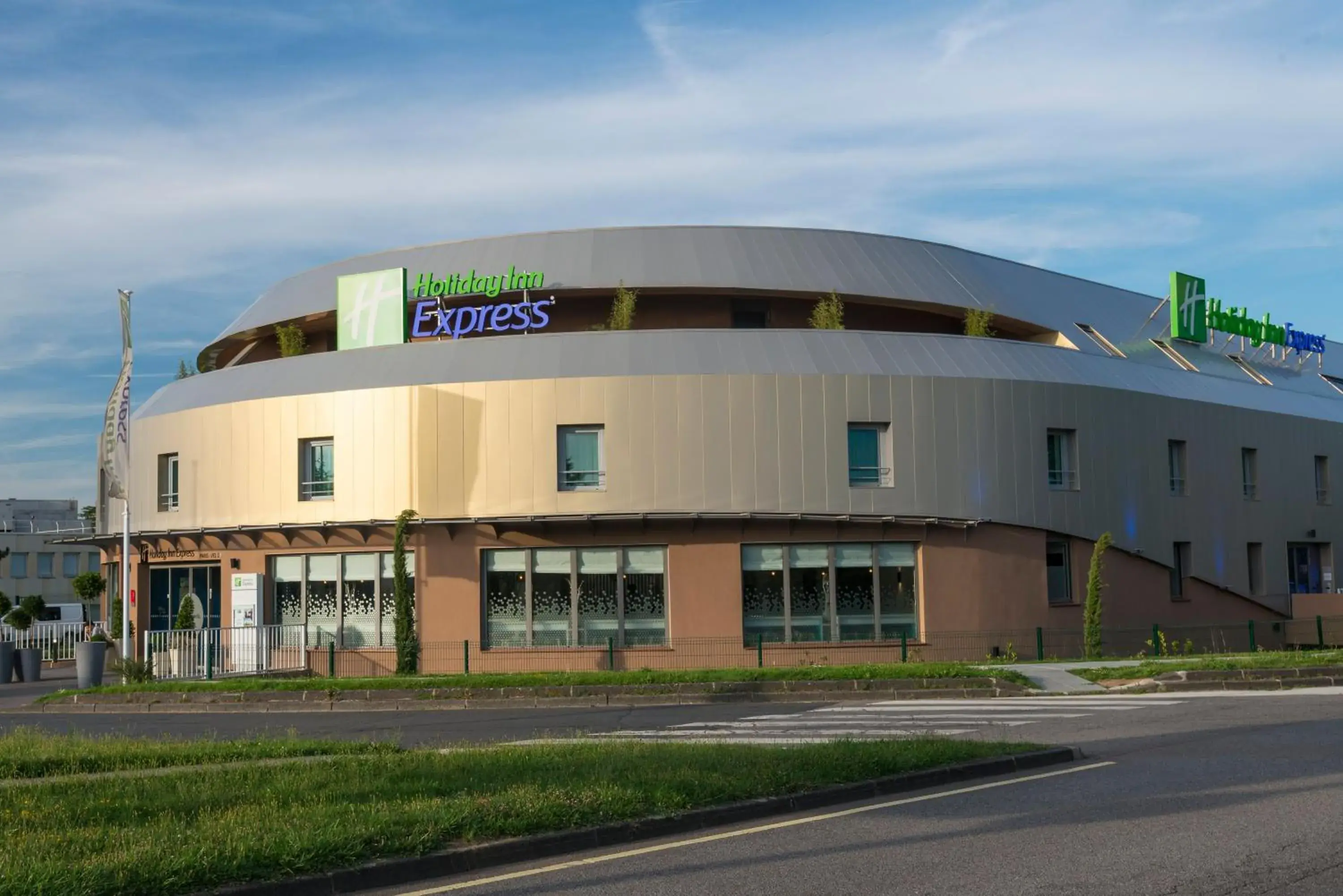 Property Building in Holiday Inn Express Paris - Velizy
