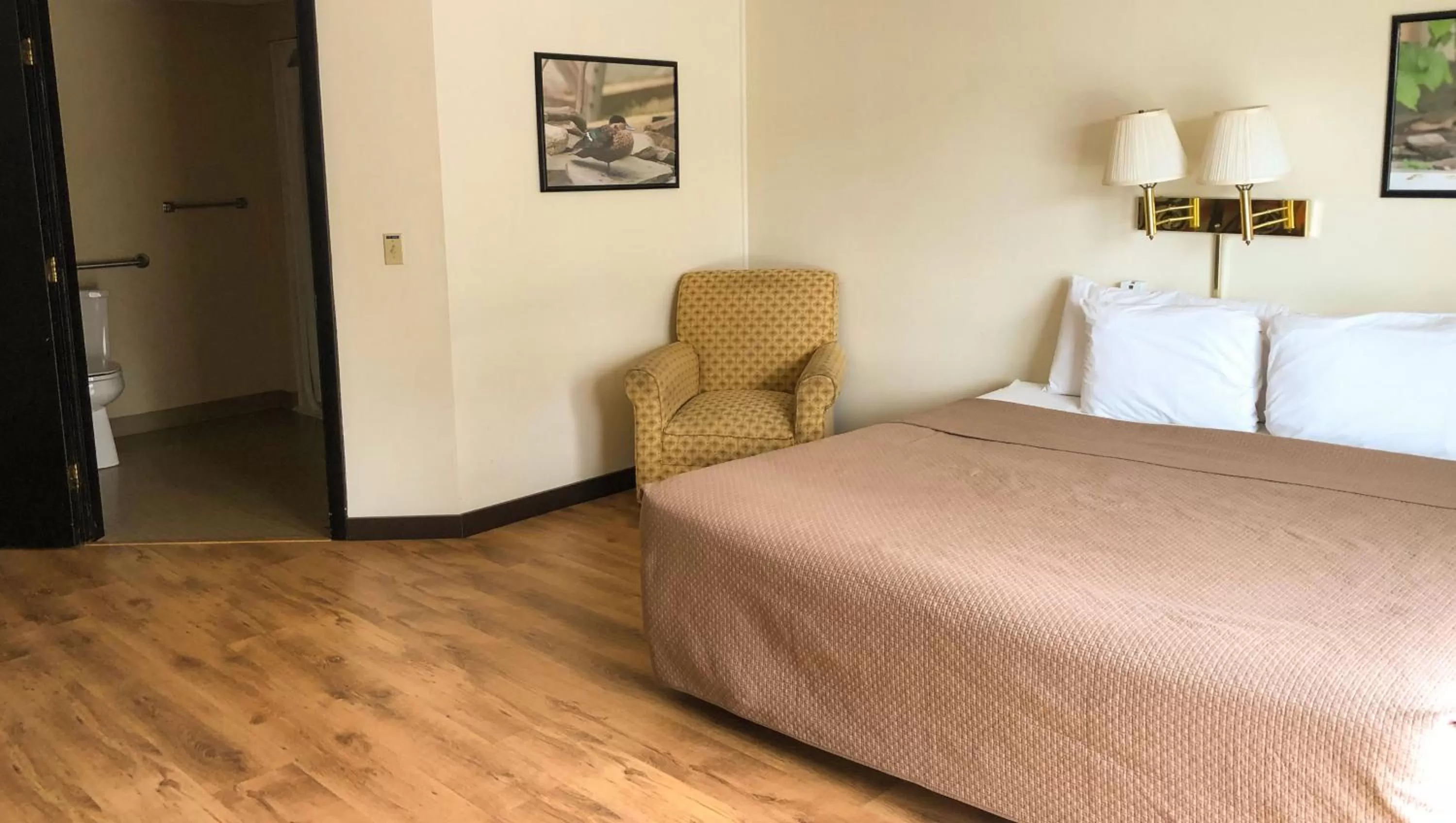 Photo of the whole room, Bed in Colonial Inn Ellsworth