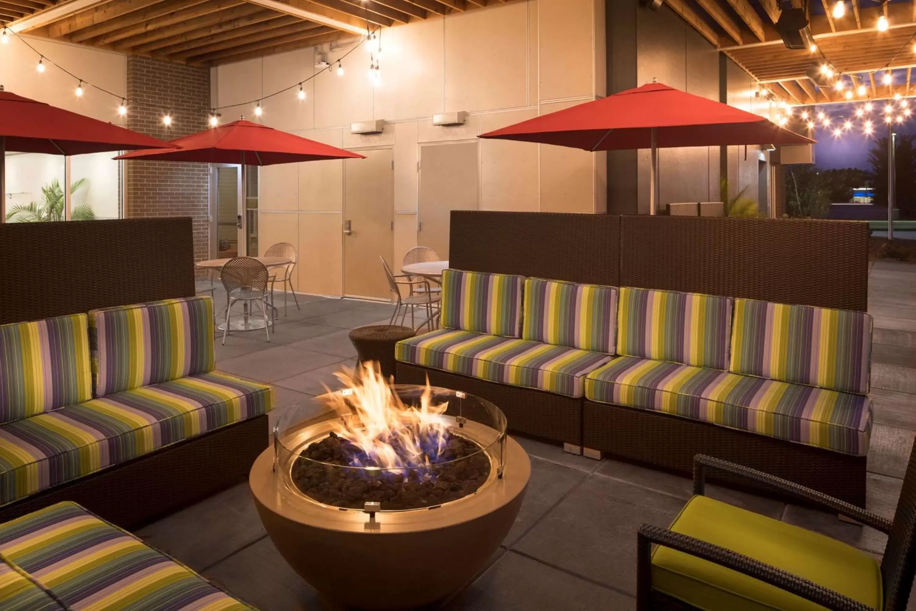 Patio, Restaurant/Places to Eat in Home2 Suites By Hilton Mishawaka South Bend