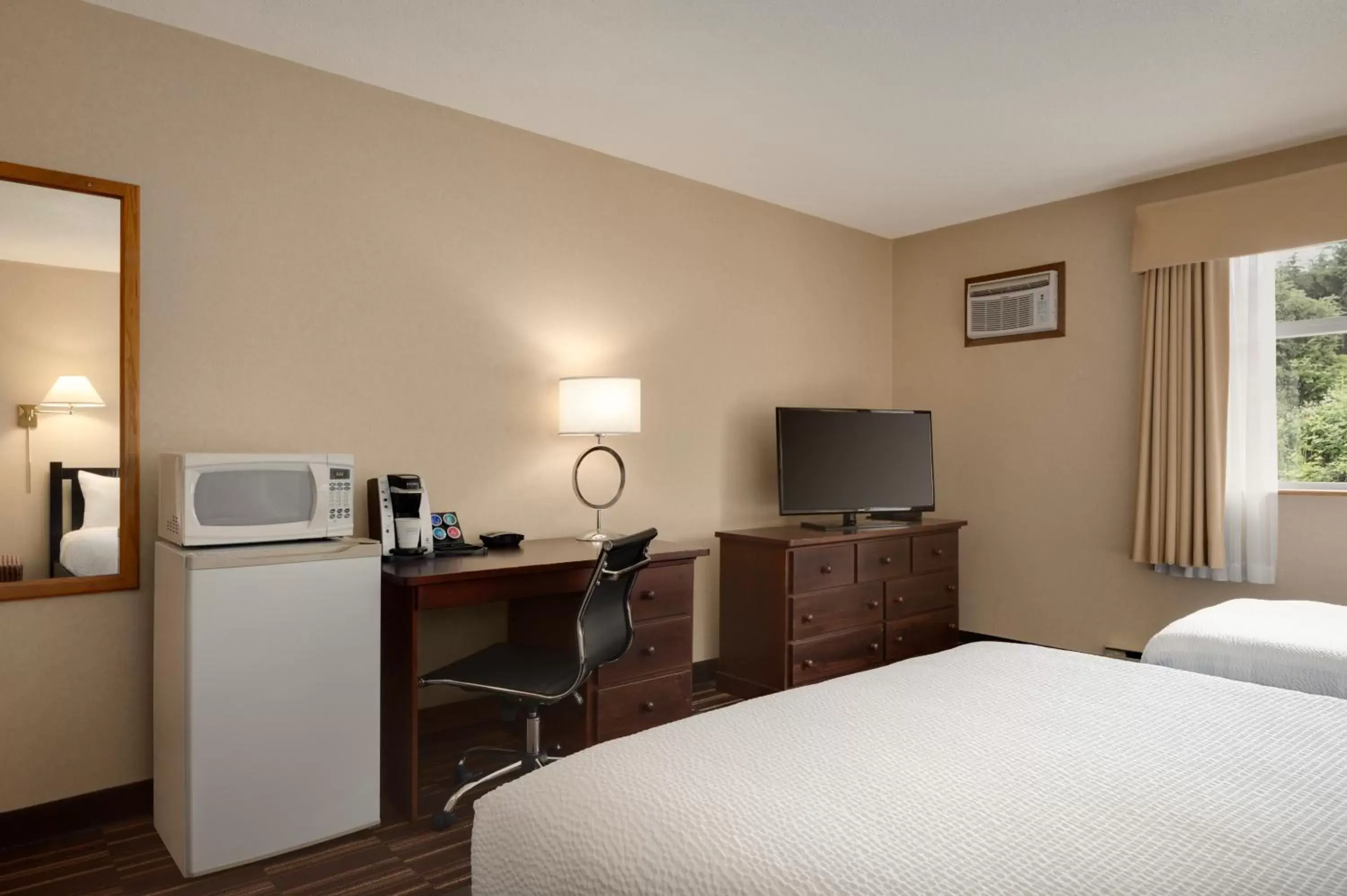 Bed, TV/Entertainment Center in Days Inn by Wyndham Nanaimo