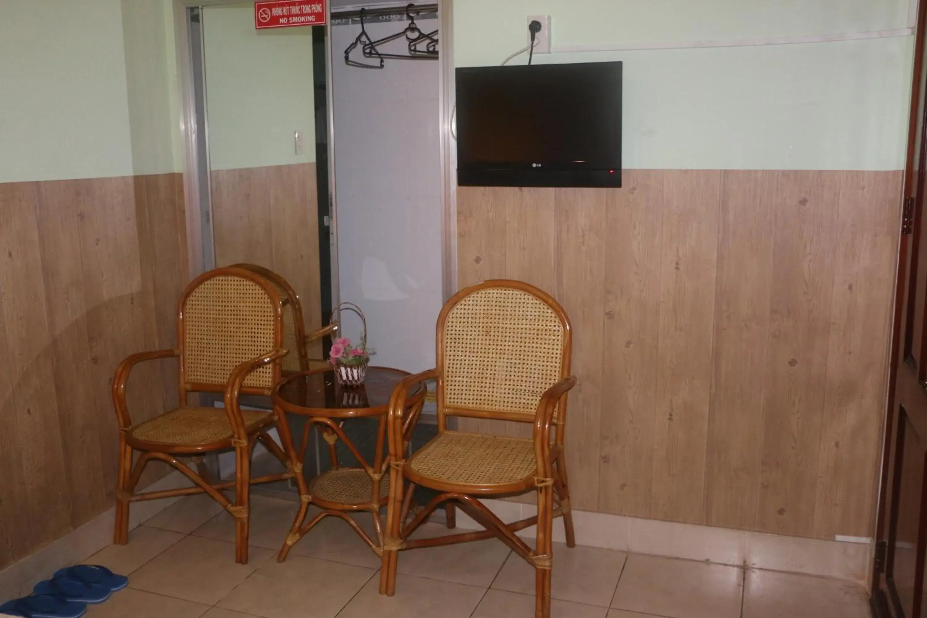 TV and multimedia, Seating Area in Kim Long Hotel