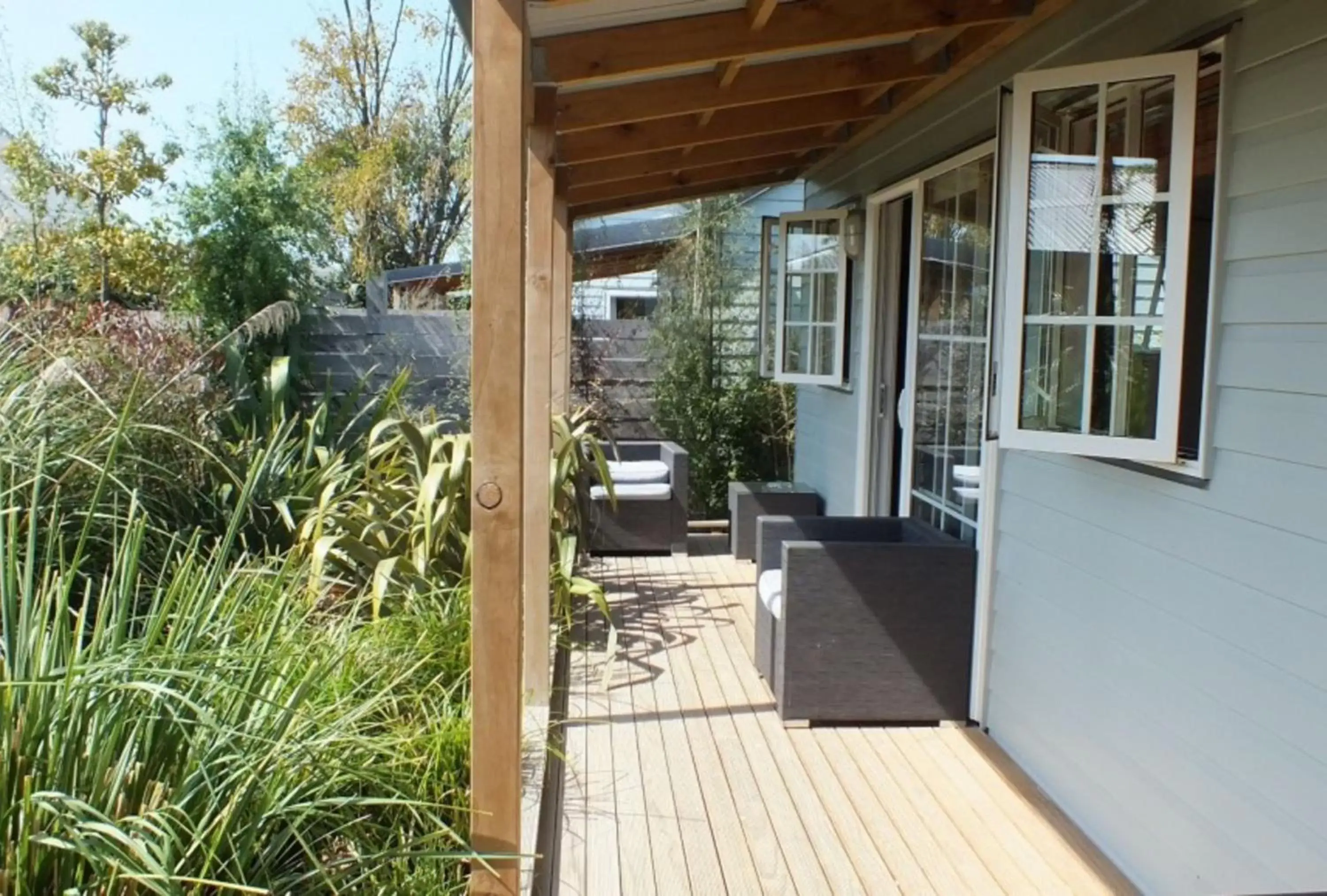 Patio in Cranford Cottages and Motel