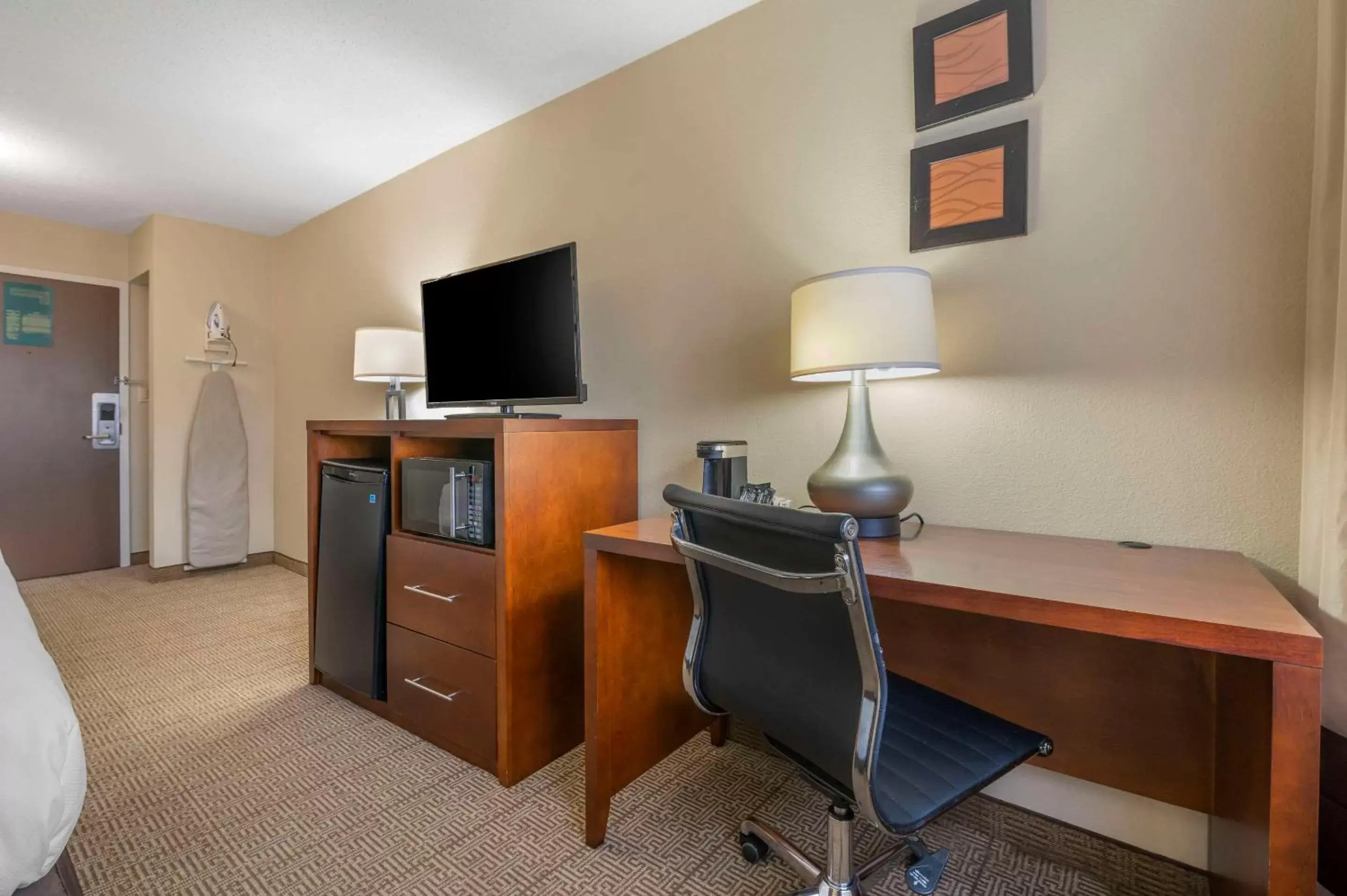 Bedroom, TV/Entertainment Center in Comfort Inn & Suites North at the Pyramids