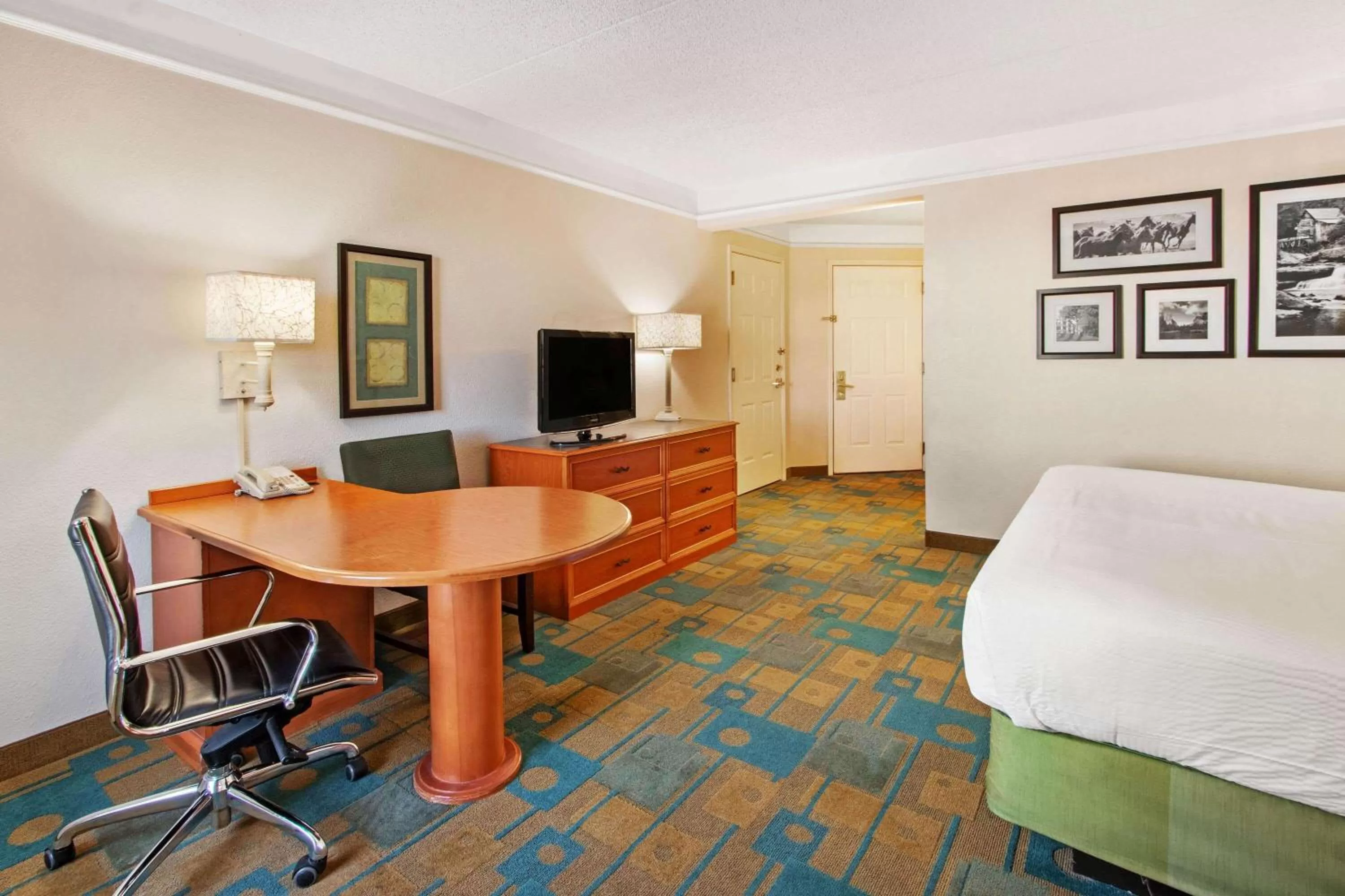 Photo of the whole room, Bed in La Quinta by Wyndham Albuquerque West