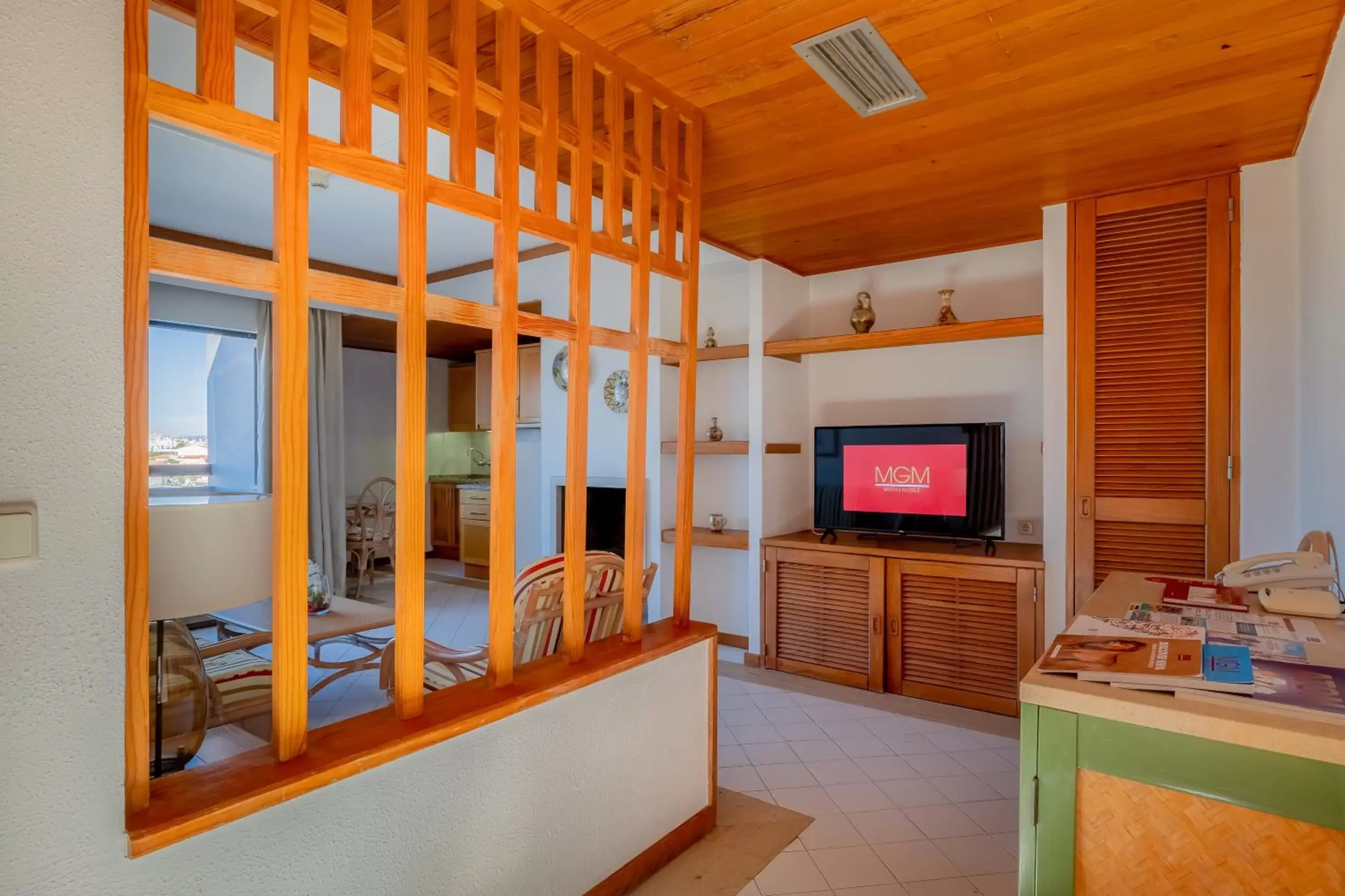 Living room in Muthu Oura Praia Hotel