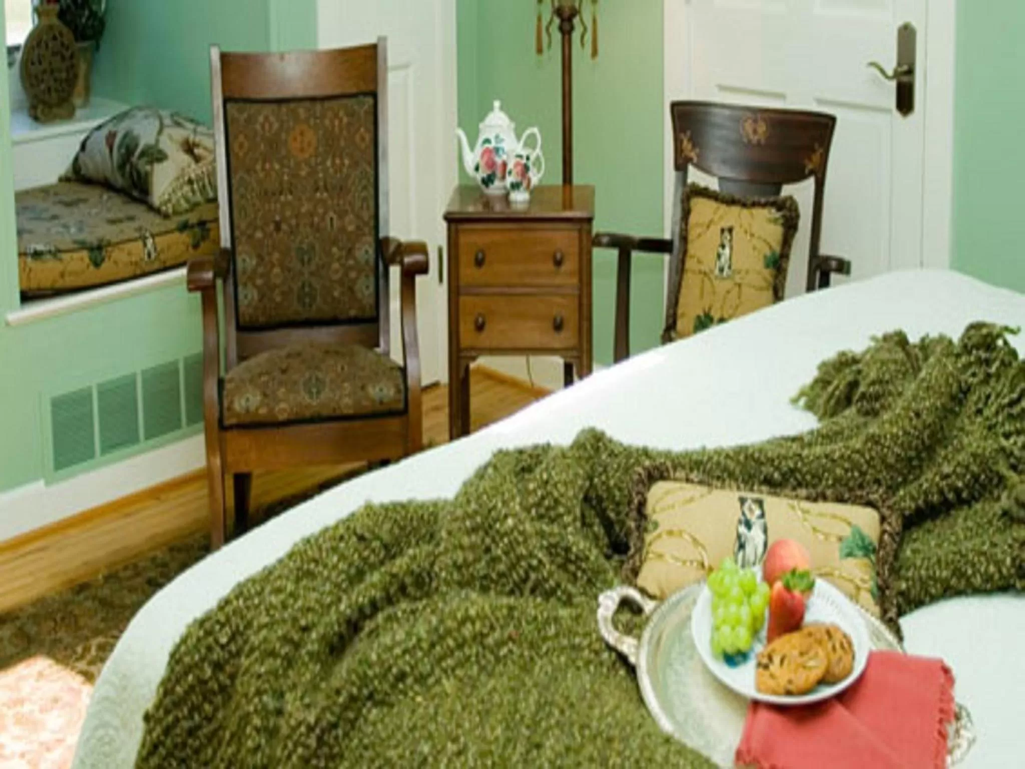 Decorative detail, Bed in Inn at Huntingfield Creek