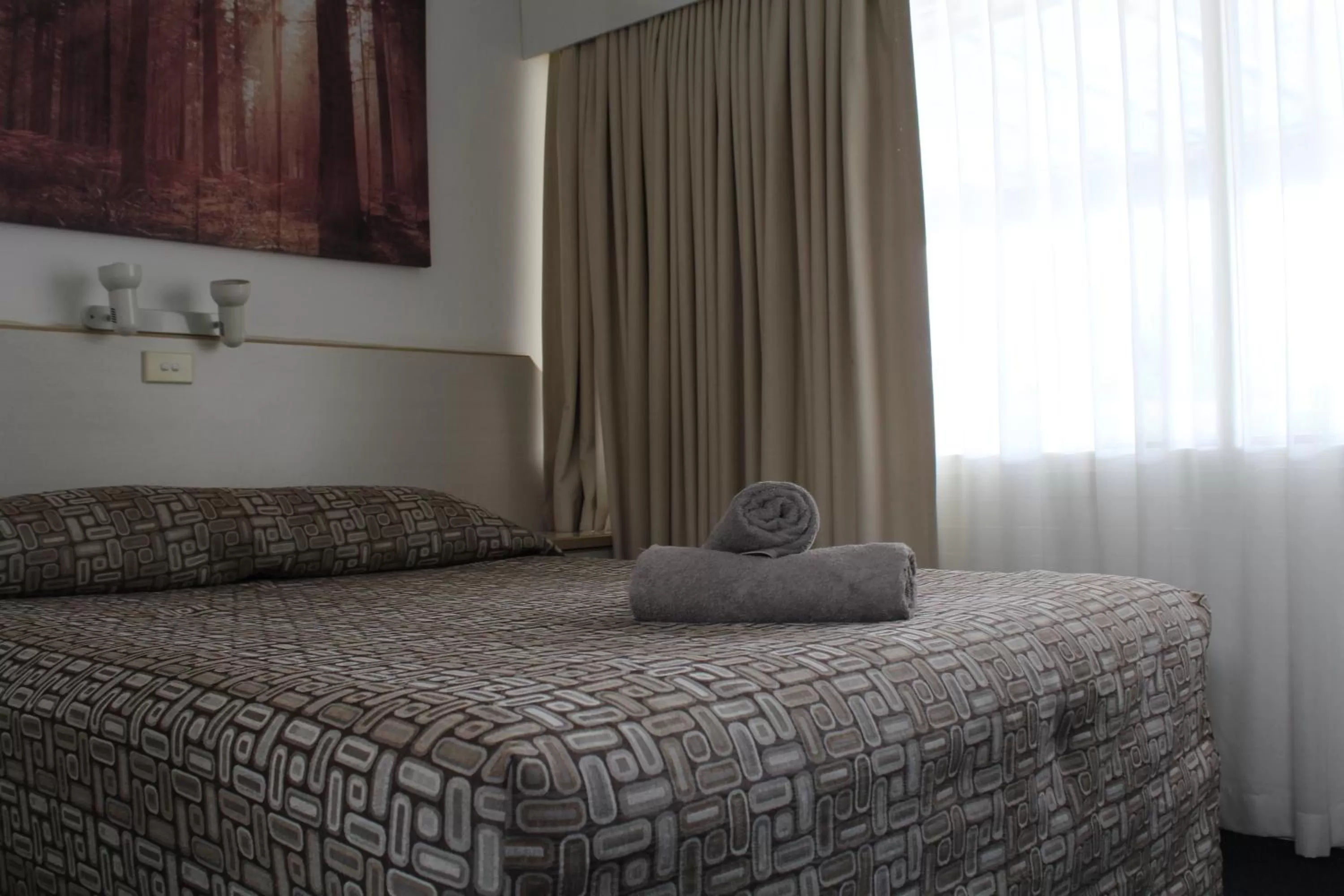 Bed in Tally Ho Motor Inn