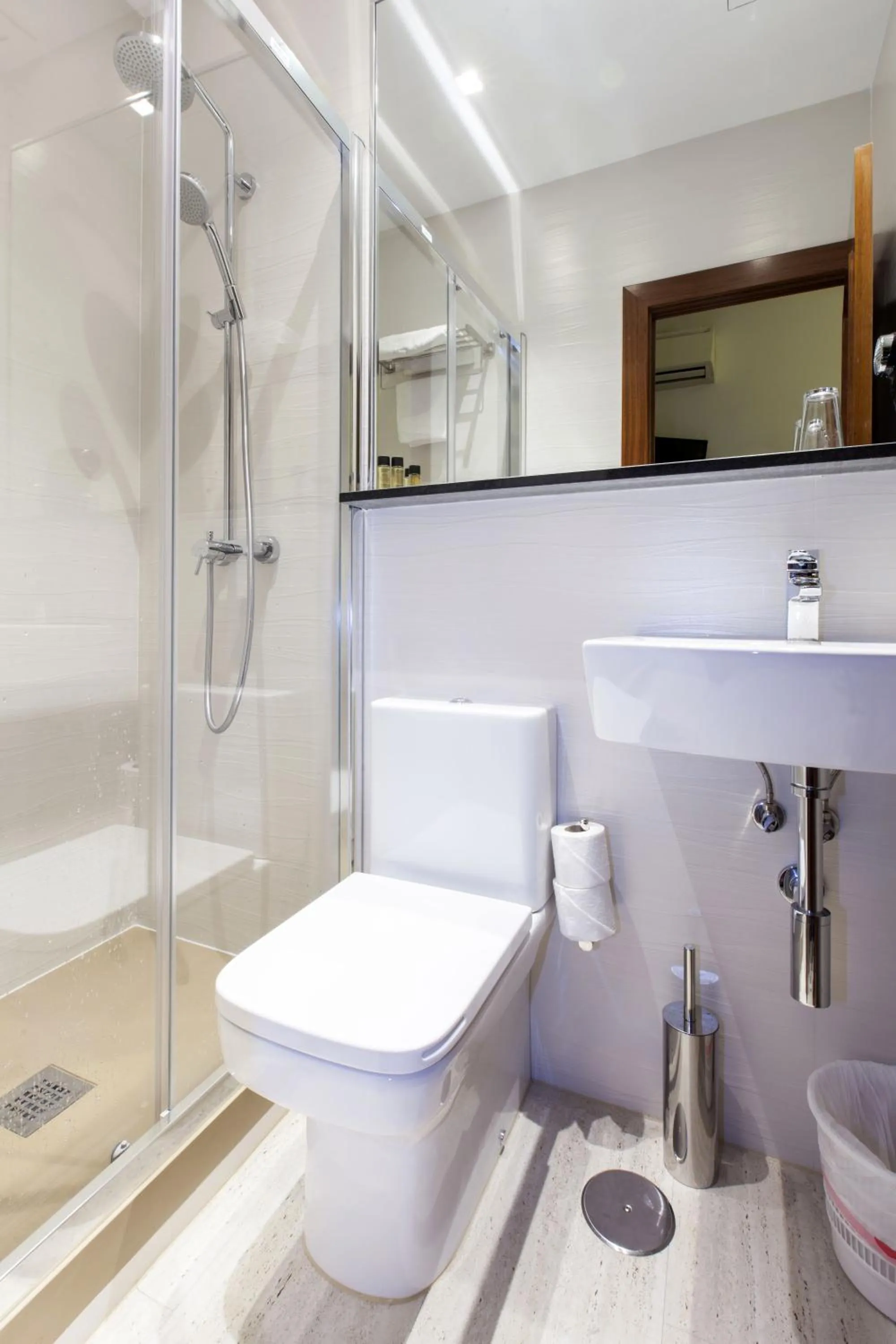 Shower in Hostal Castilla I Atocha