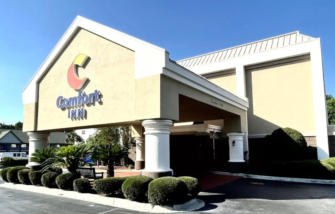 Property Building in Comfort Inn Darien - North Brunswick