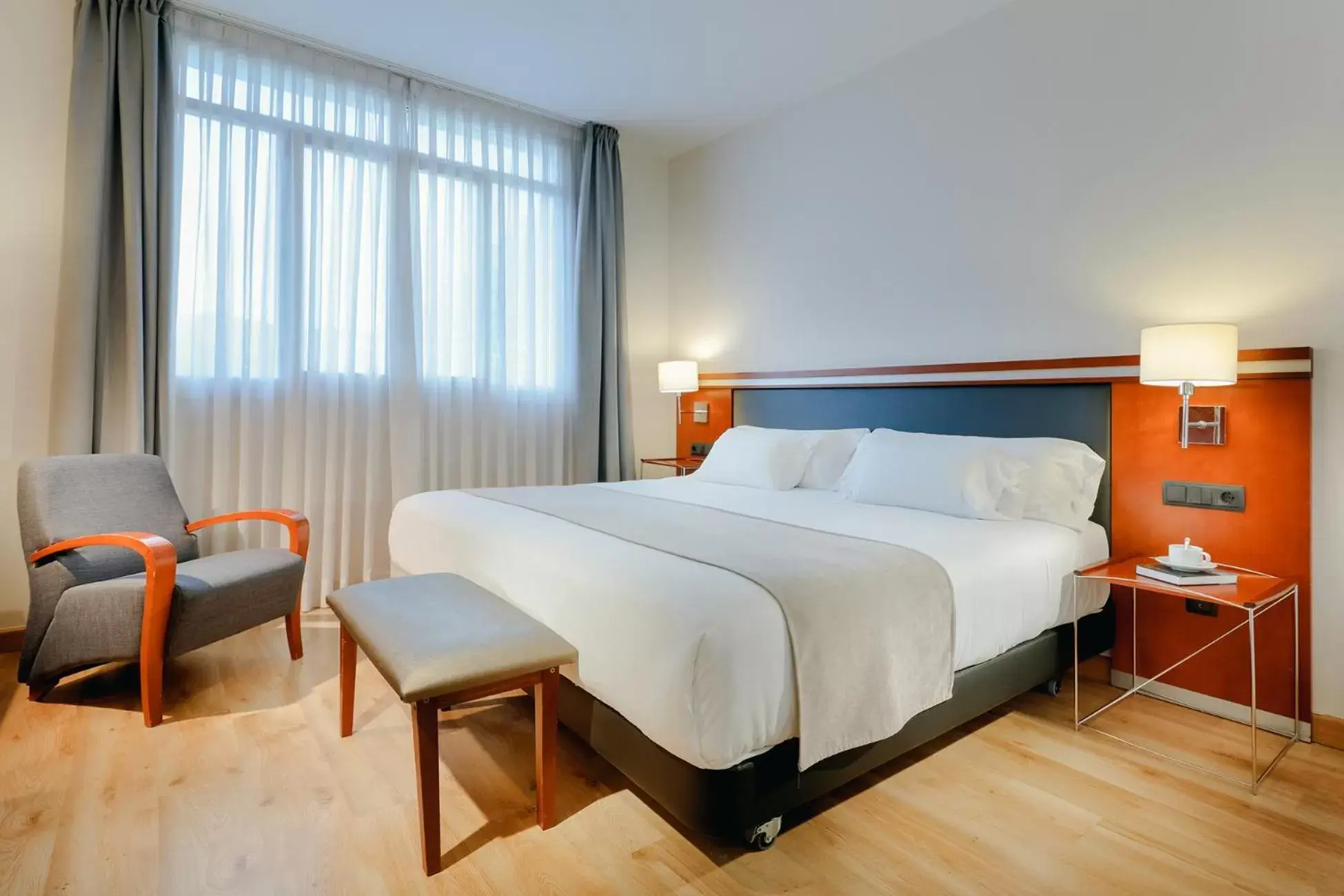 Photo of the whole room, Bed in Abba Euskalduna Hotel