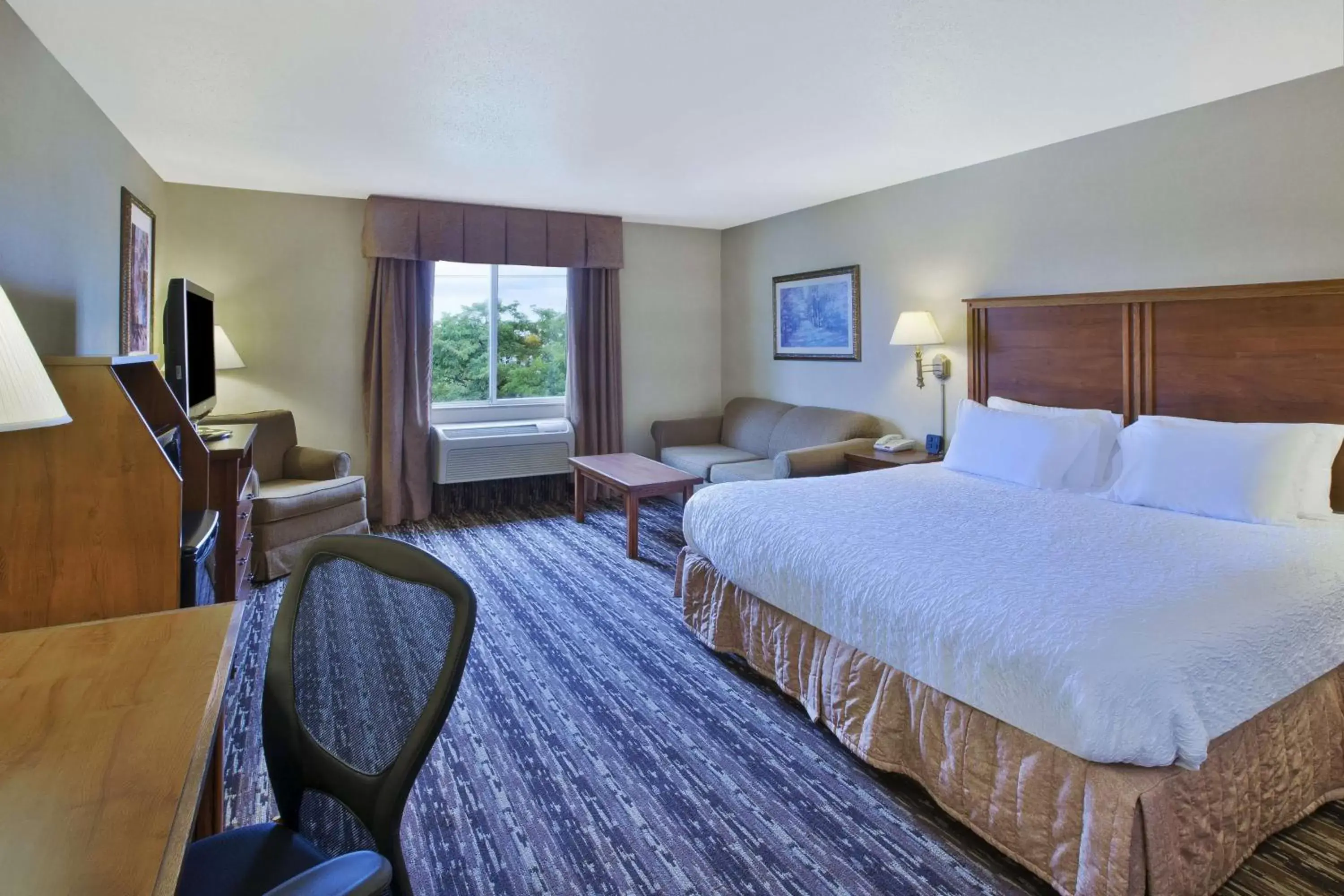 Bedroom in Hampton Inn Pittsburgh Area-Beaver Valley-Center Township