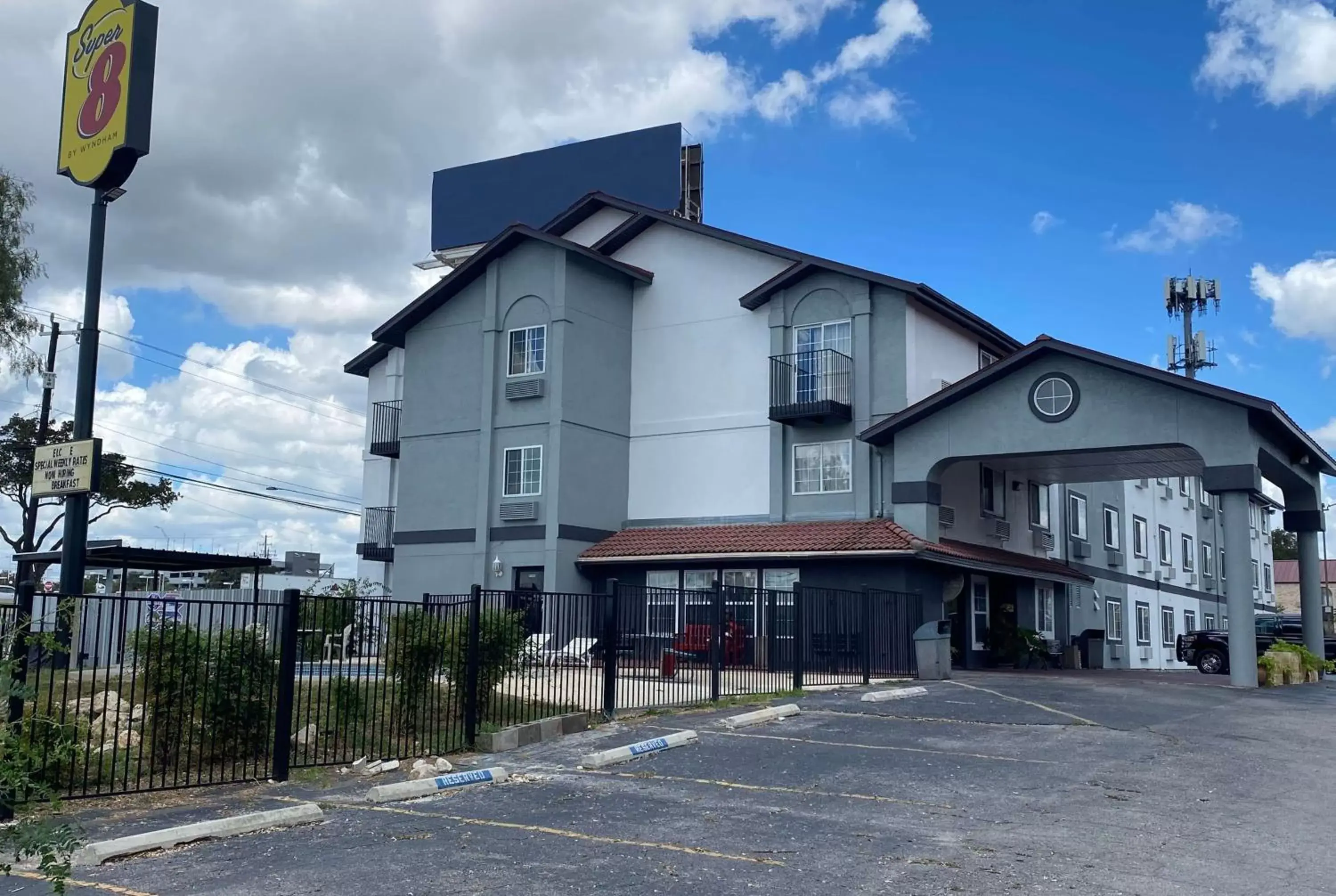 Property building in Super 8 by Wyndham San Antonio/Fiesta Property building in Super 8 by Wyndham San Antonio/Fiesta