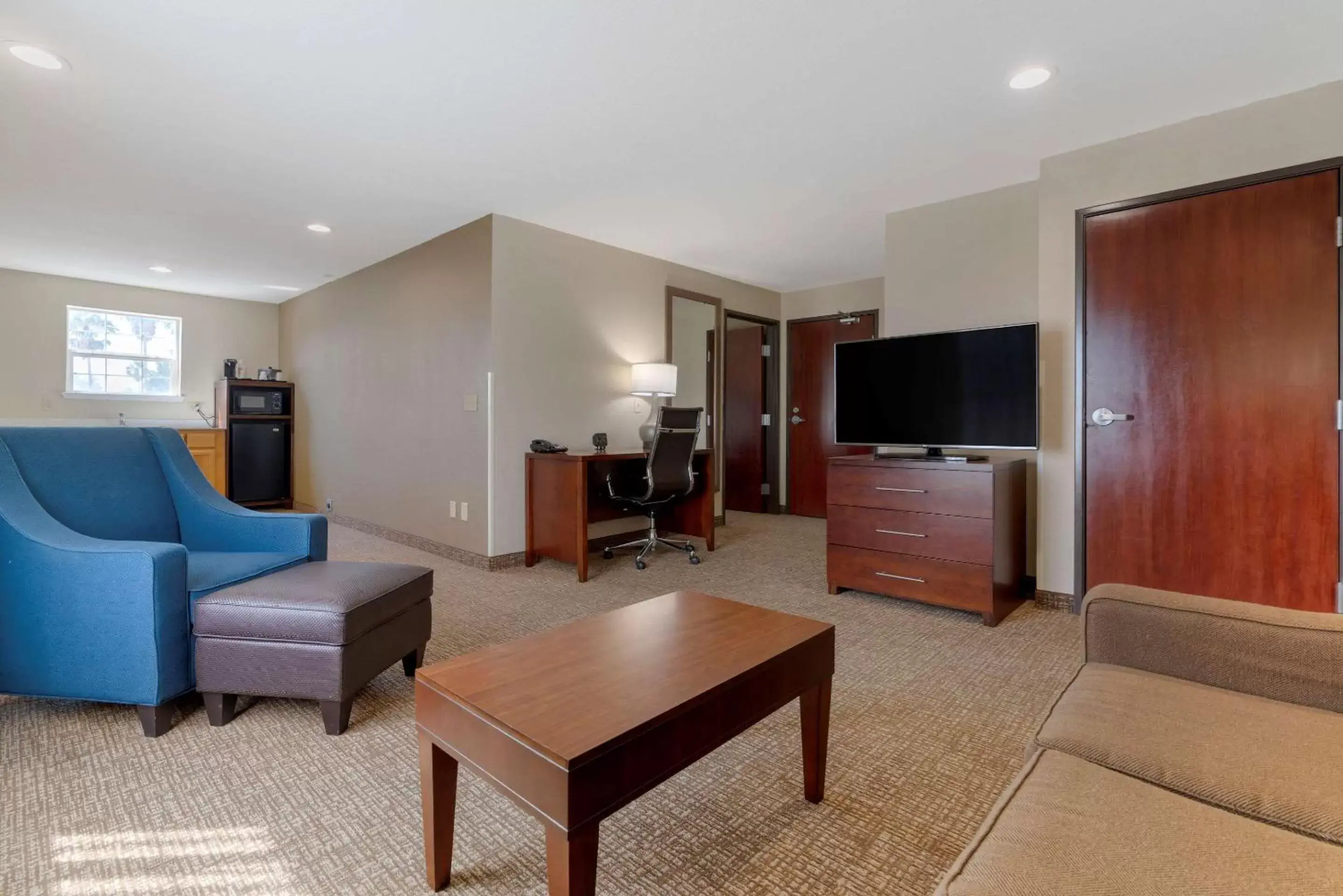 Photo of the whole room, Seating Area in Comfort Suites Downtown Sacramento