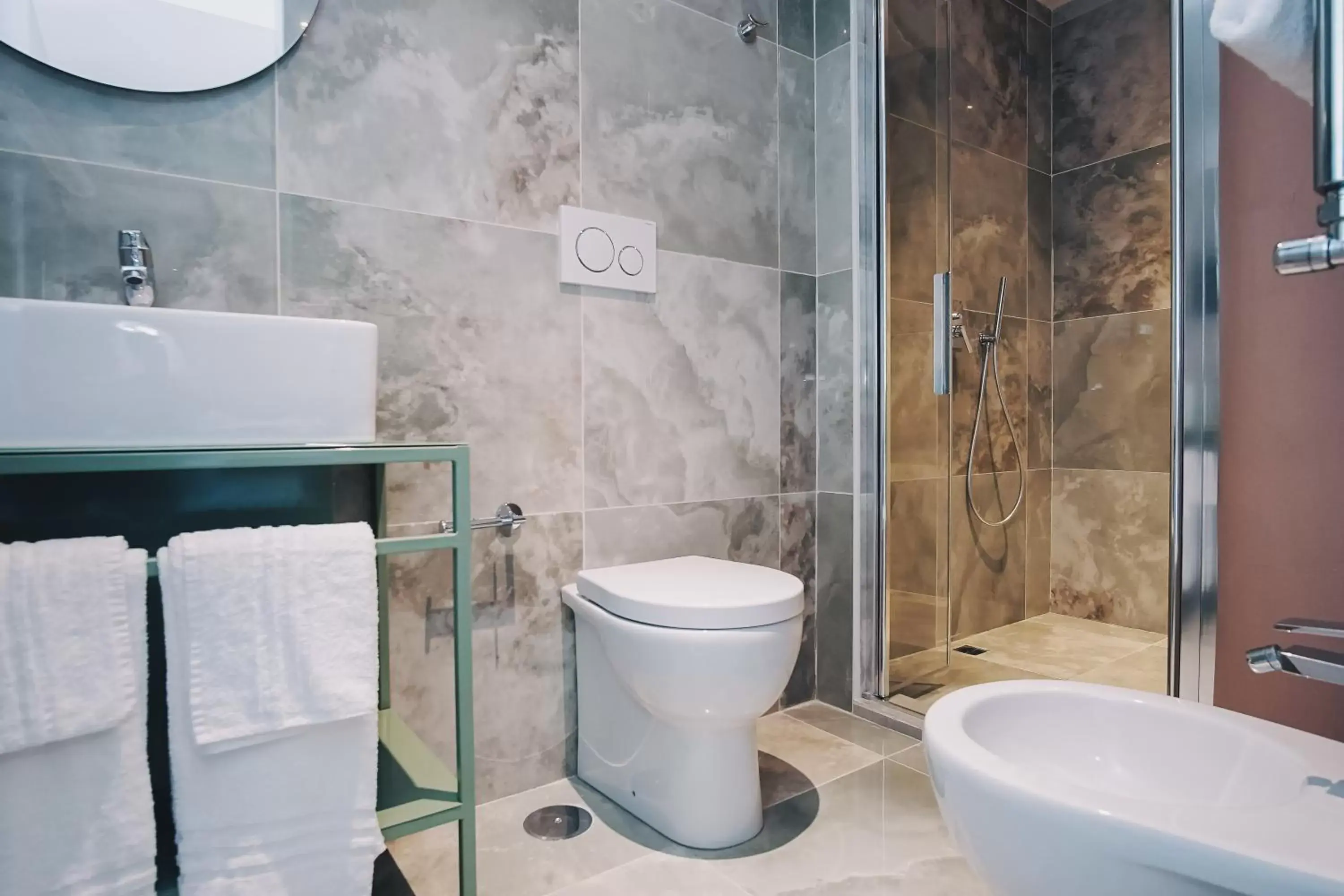 Shower, Bathroom in Moderno Hotel Roma