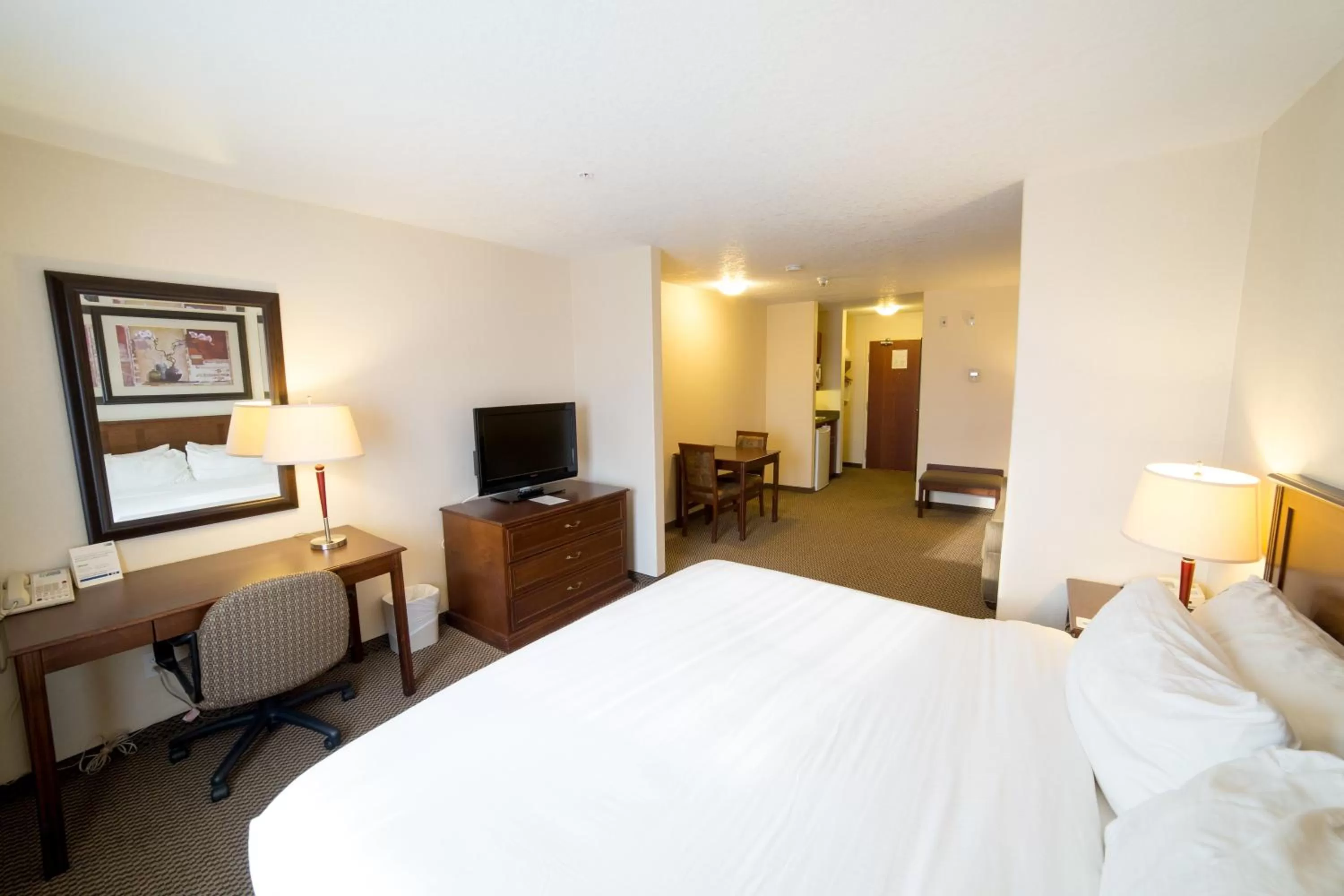 Photo of the whole room, Bed in Holiday Inn Express & Suites Drayton Valley by IHG