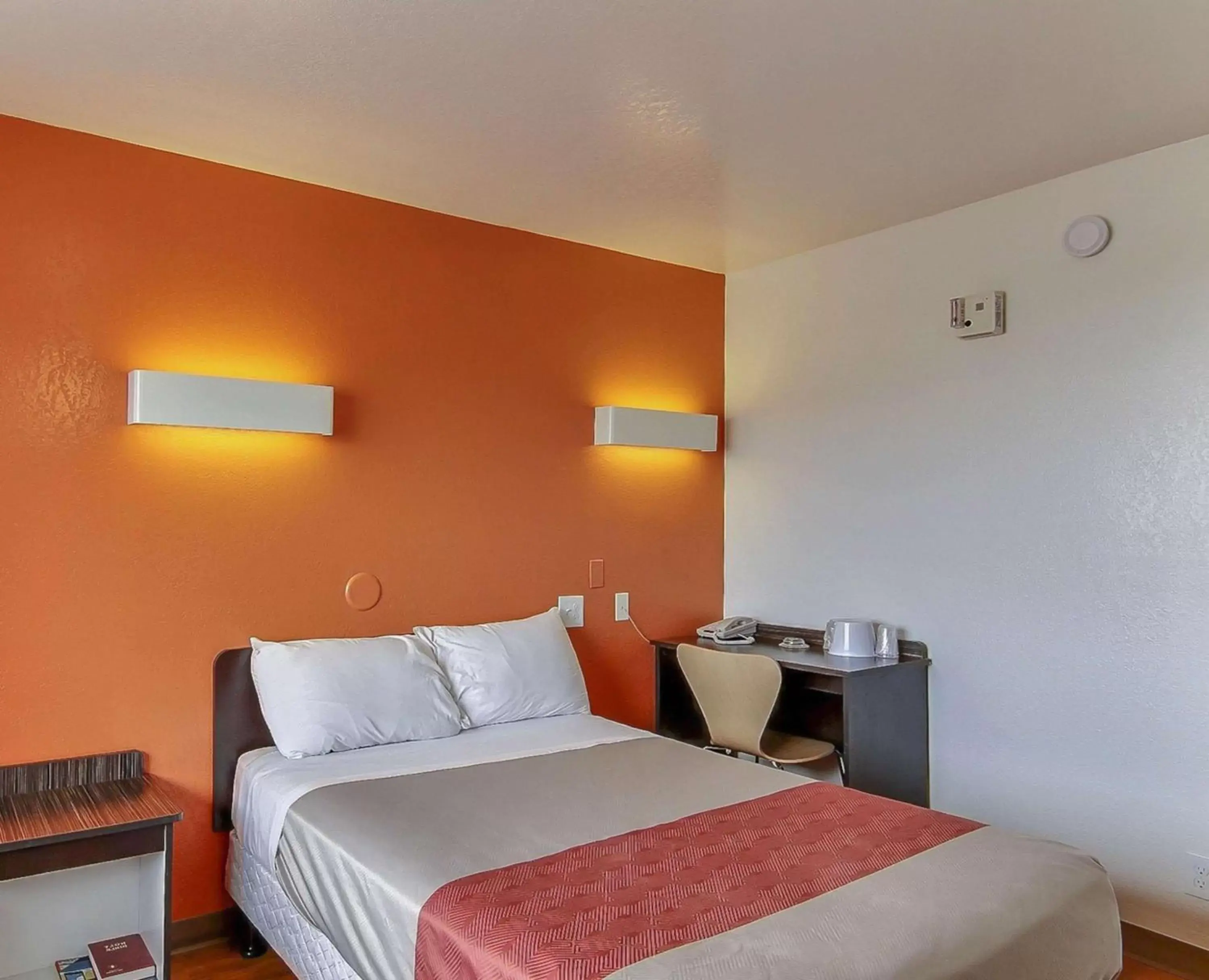 Bedroom, Bed in Motel 6-Buellton, CA - Solvang Area
