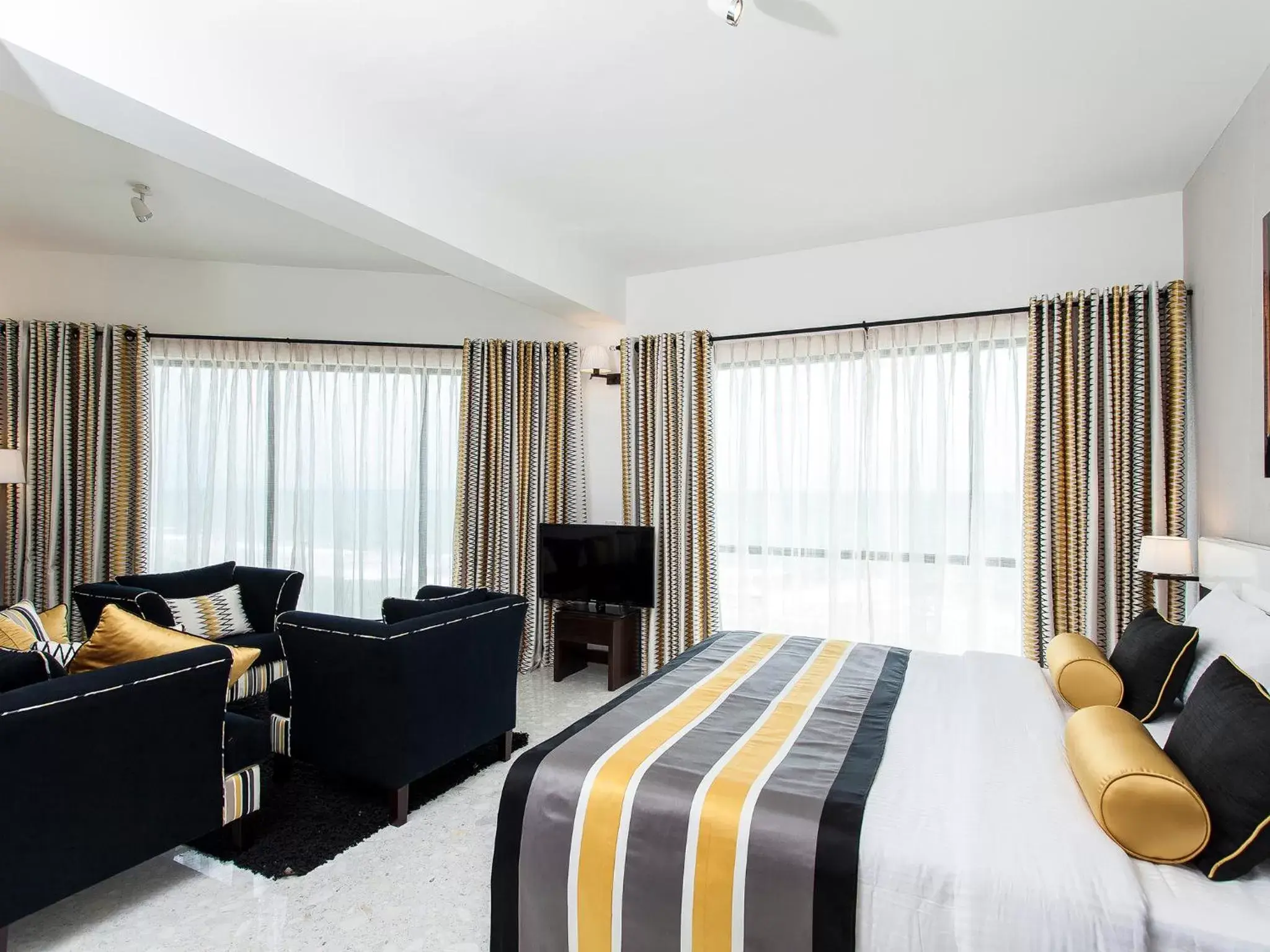 Photo of the whole room, Bed in The Ocean Colombo - Guaranteed Sea View Rooms Photo of the whole room, Bed in The Ocean Colombo - Guaranteed Sea View Rooms