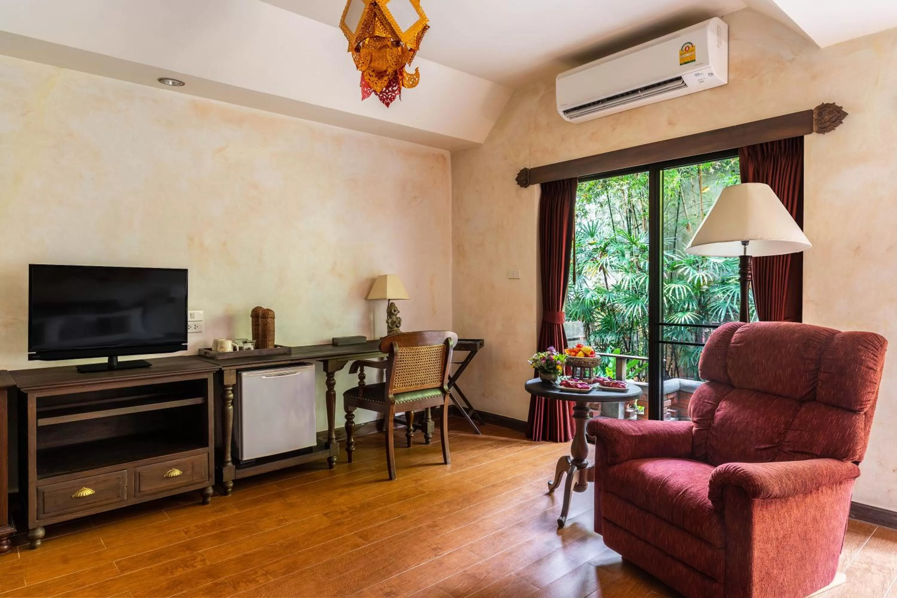 TV and multimedia in Yaang Come Village Hotel