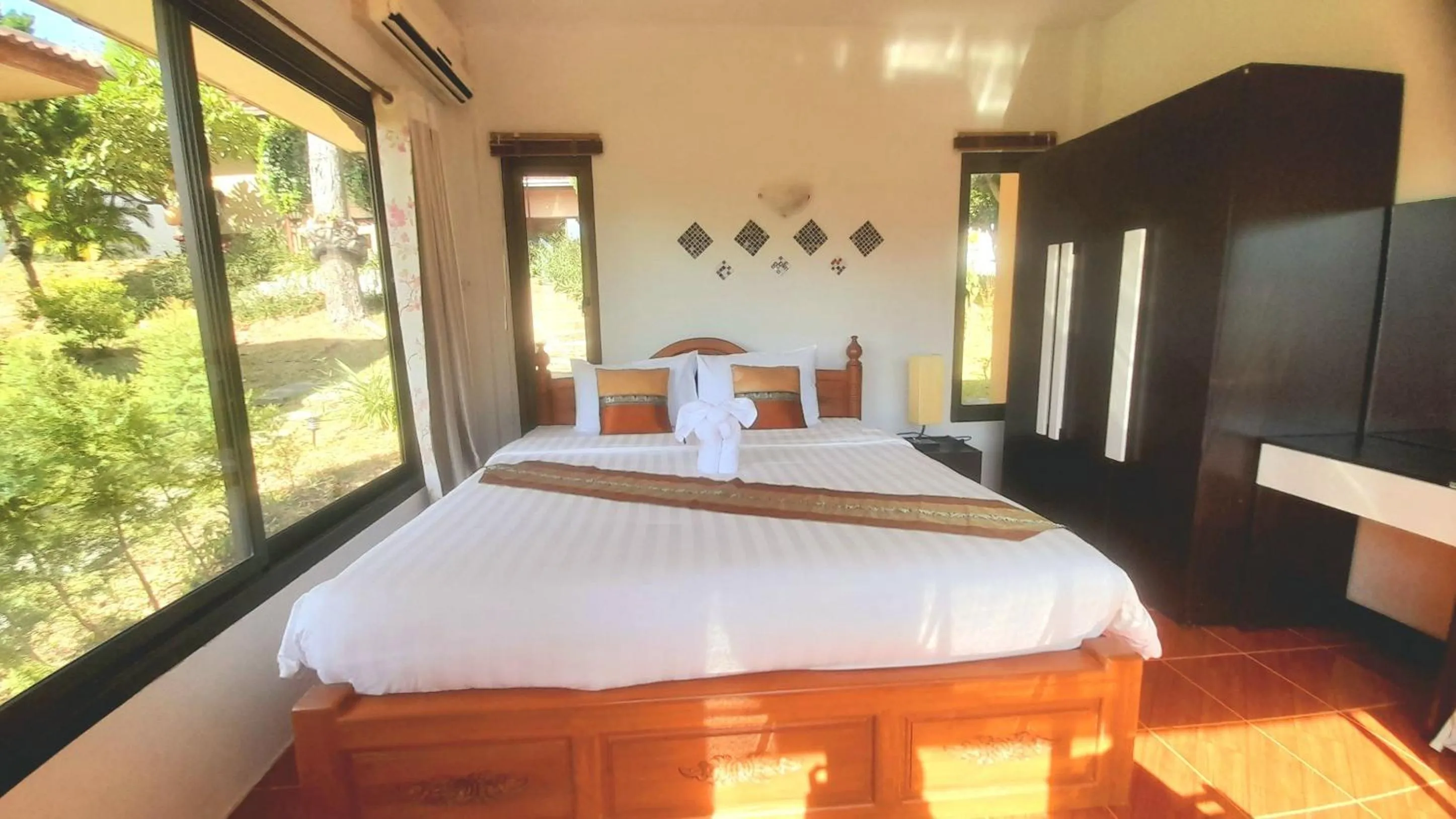 Photo of the whole room, Bed in Samui Diving Resort