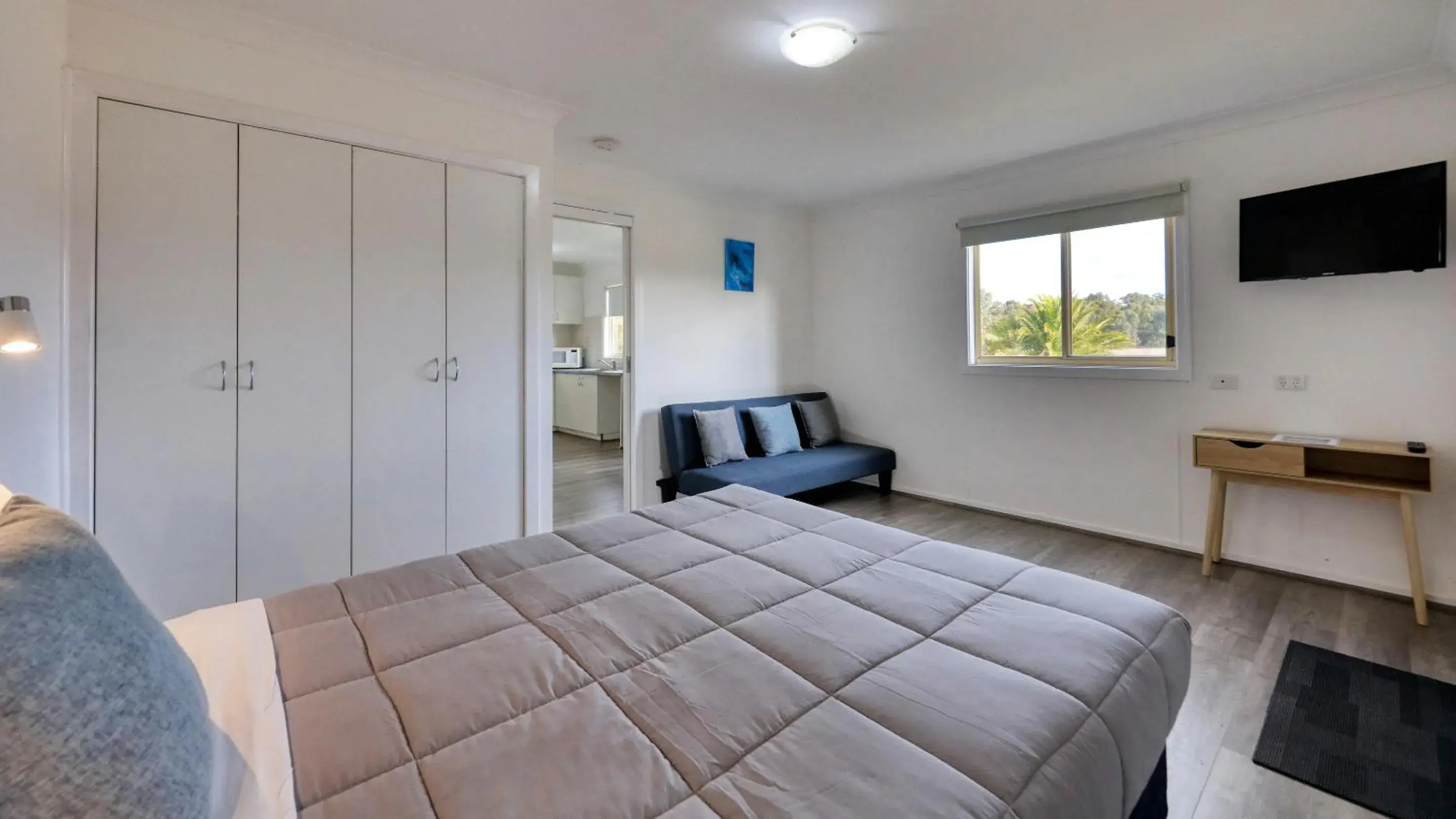 Seating area, Bed in Junee Motor Inn