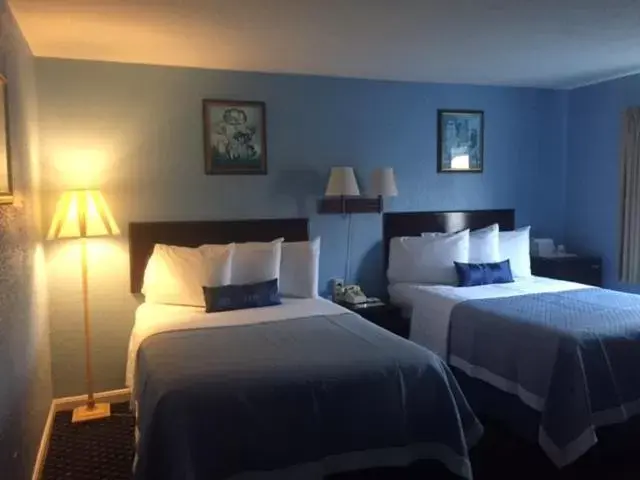 Photo of the whole room, Bed in Days Inn by Wyndham Cleveland Lakewood