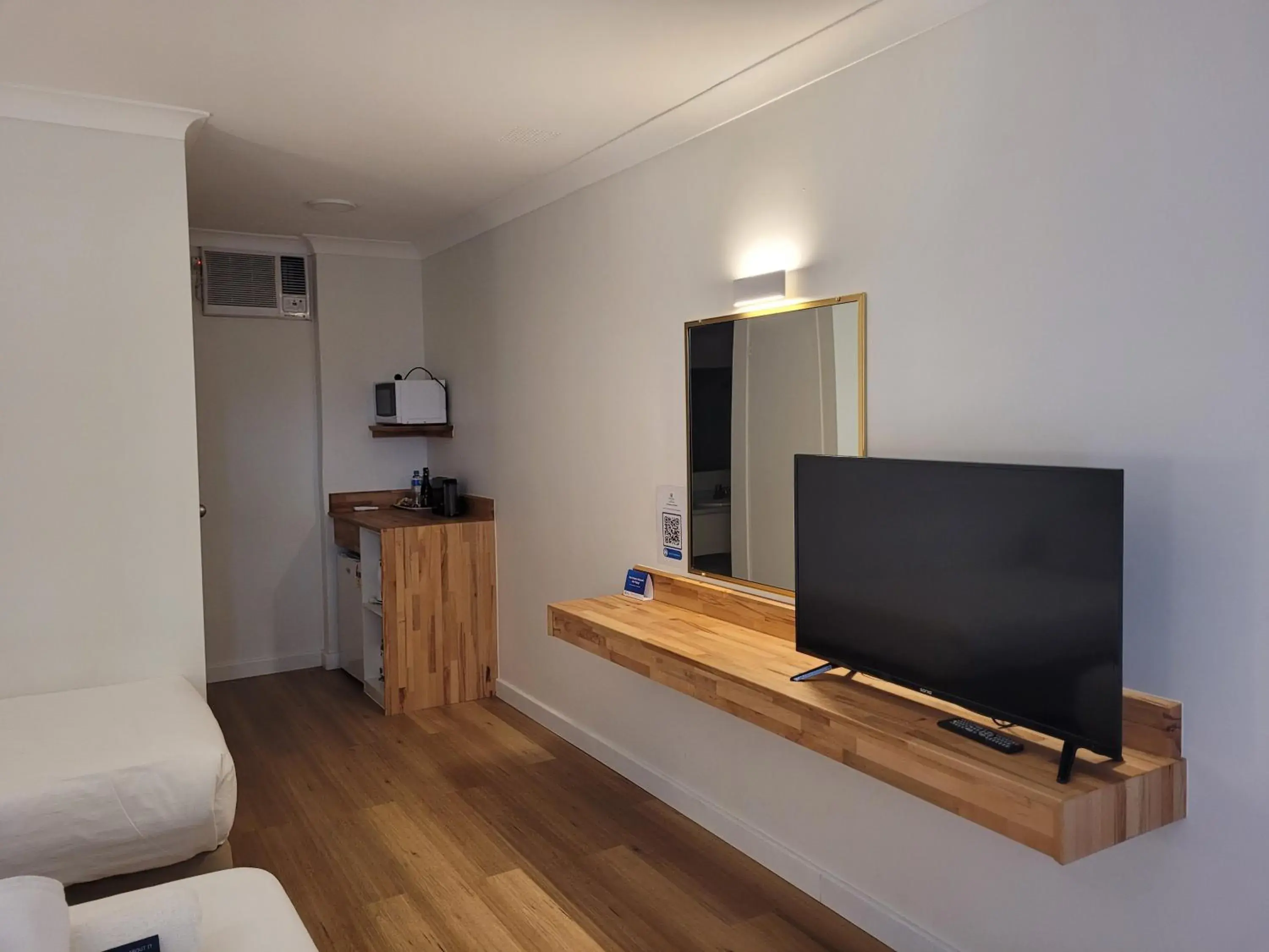Guests, TV/Entertainment Center in SureStay Hotel by Best Western The Clarence on Melville